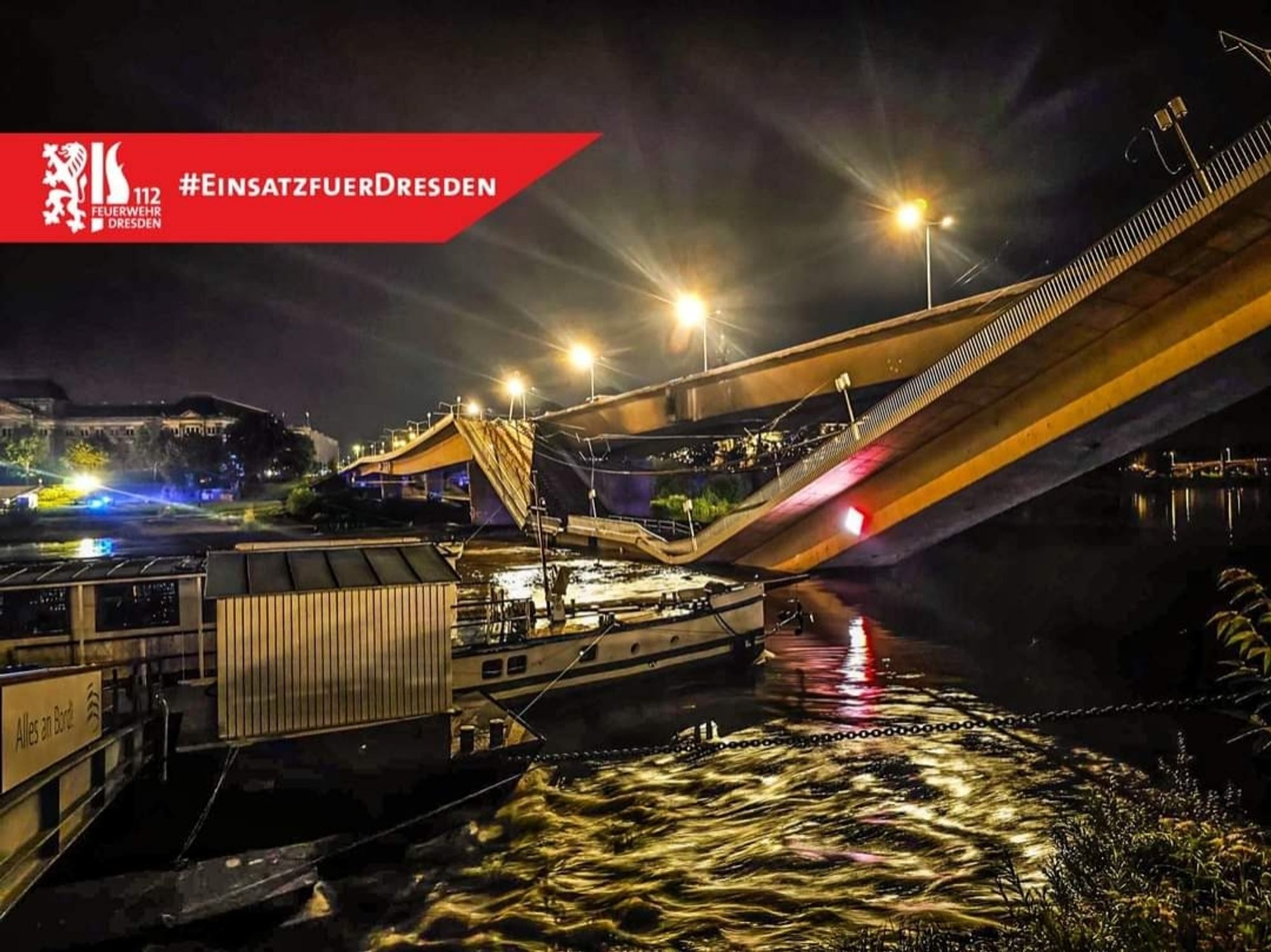 Bild aufgenommen durch die Feuerwehr Dresden.
Zusehen ist der eingestürzt Teil der Carolabrücke in Dresden. Mit Blick vom Terrassenufer, in Richtung Carolaplatz.