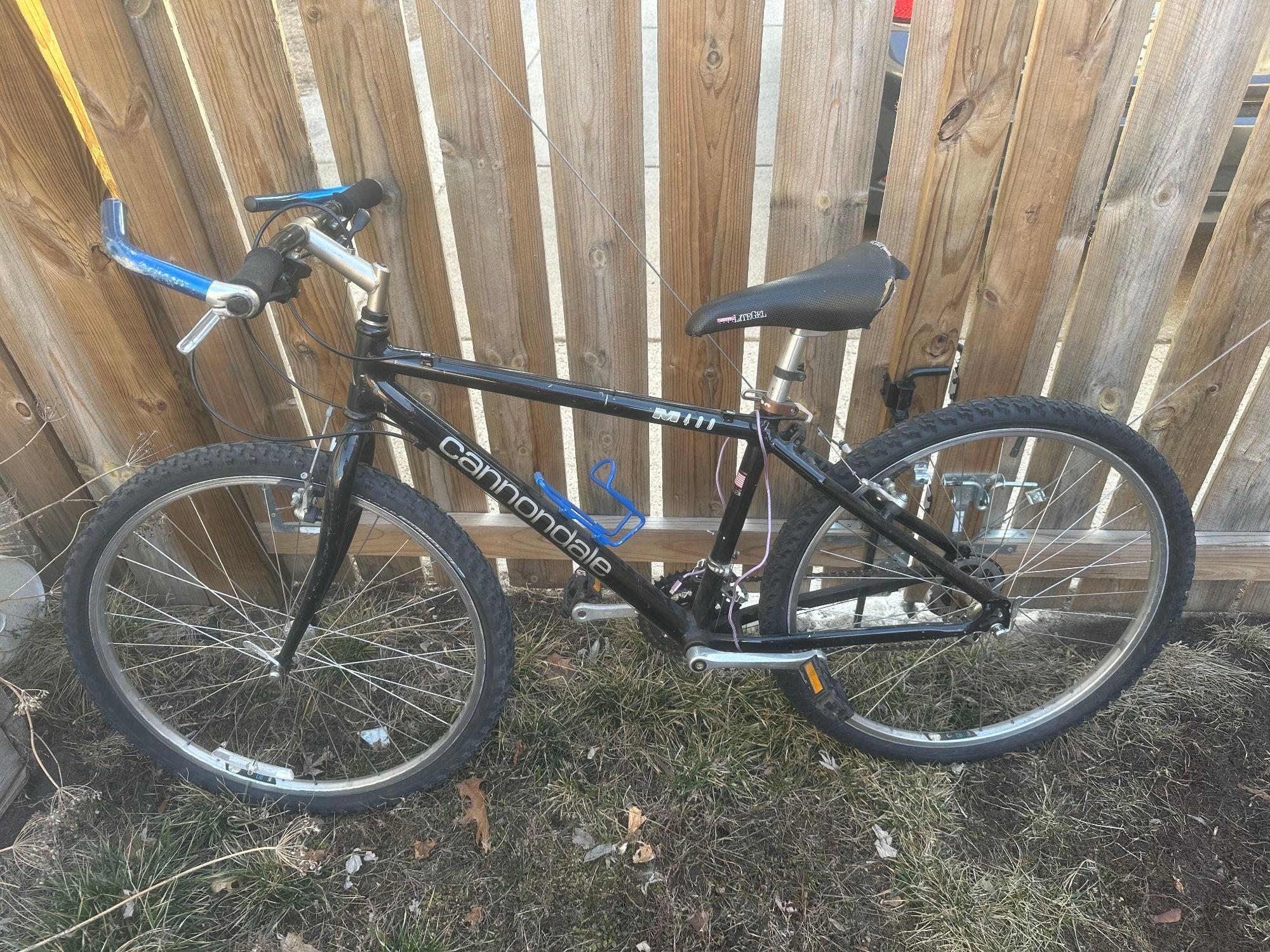 Black Cannondale bike with blue bottle cage