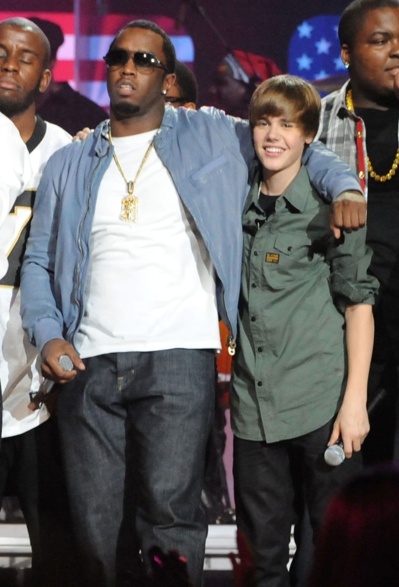 Diddy e Justin Bieber se apresentam no present beneficente BET-SOS Saving Ourselves Assist for Haiti na AmericanAirlines Area em 5 de fevereiro de 2010 em Miami, Flórida