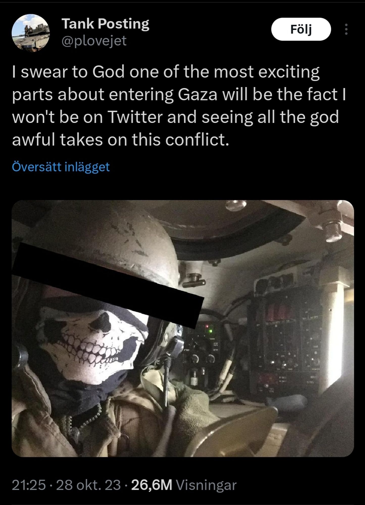 En soldat i en stridsvagn som skryter om att han ska in i Gaza. Bär skullmask.