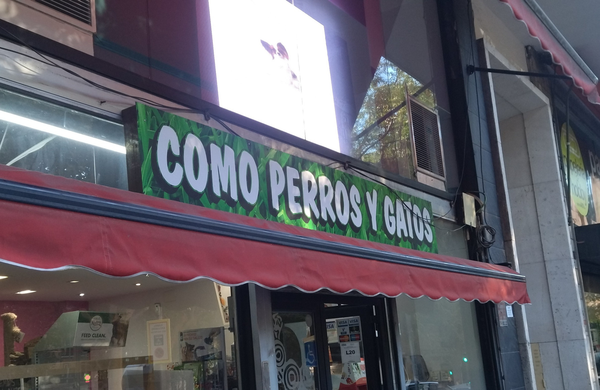 Cartel de tienda que pone "Como perros y gatos".