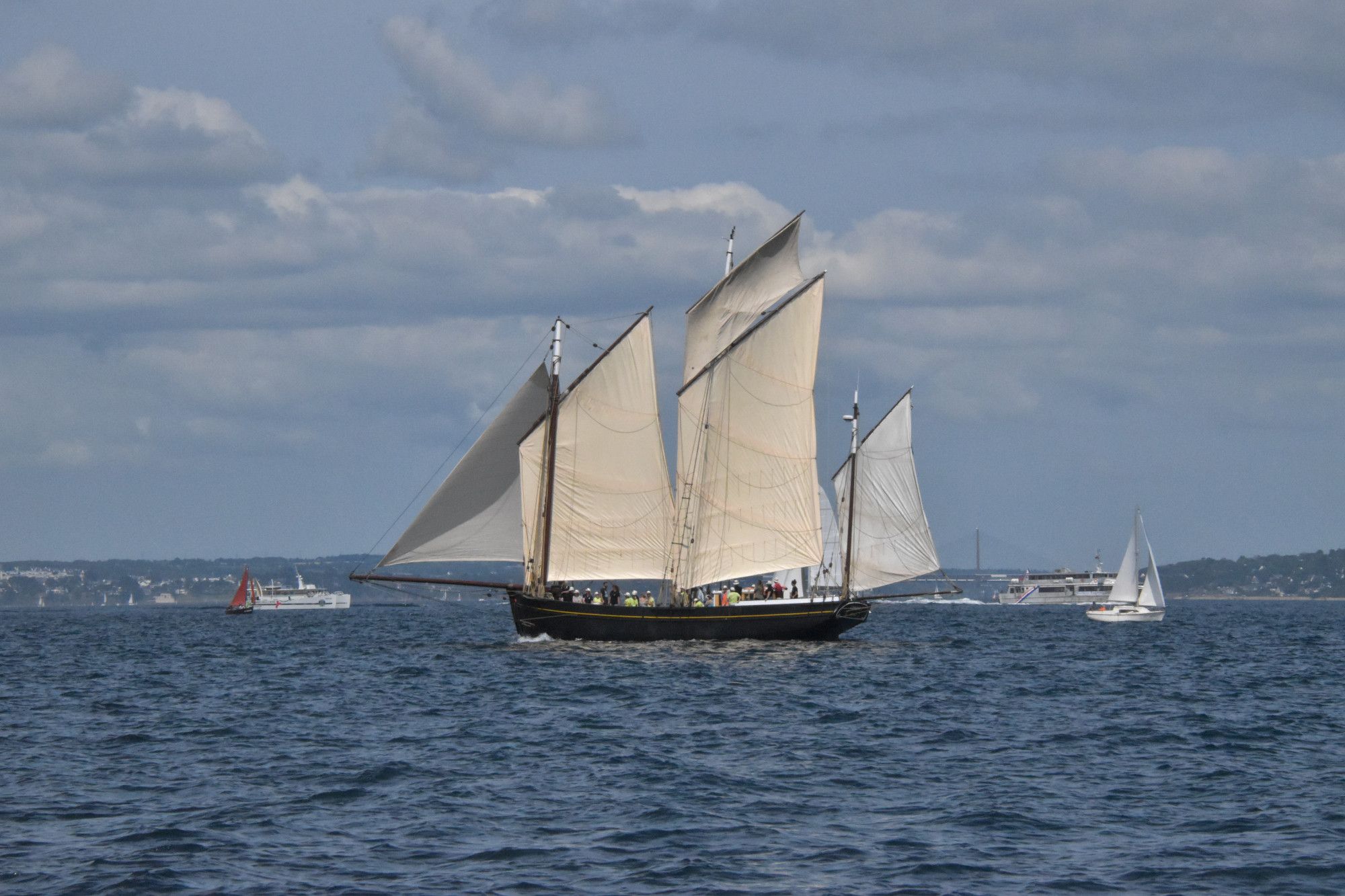 Le lougre Corentin en rade de Brest.