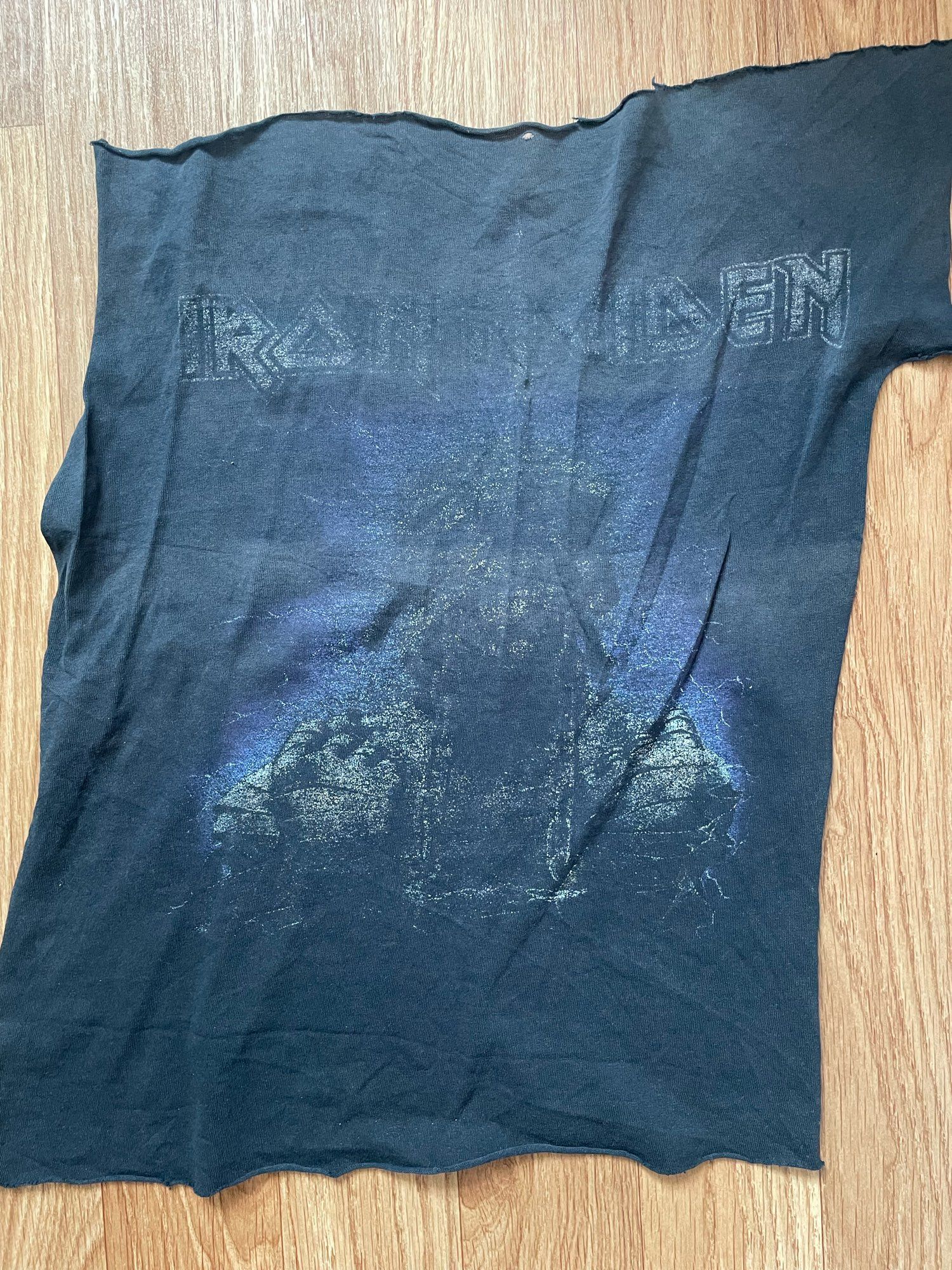 Absolut super verblichenes Iron Maiden-Shirt (ein Motiv aus der Powerslave-Phase) , von dem nur noch das Vorderteil existiert