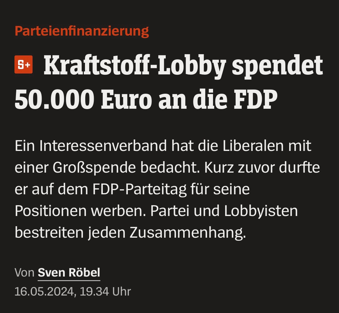 Parteienfinanzierung
5+
Kraftstoff-Lobby spendet
50.000 Euro an die FDP
Ein Interessenverband hat die Liberalen mit einer Großspende bedacht. Kurz zuvor durfte er auf dem FDP-Parteitag für seine Positionen werben. Partei und Lobbyisten bestreiten jeden Zusammenhang.
Von Sven Röbel
16.05.2024, 19.34 Uhr