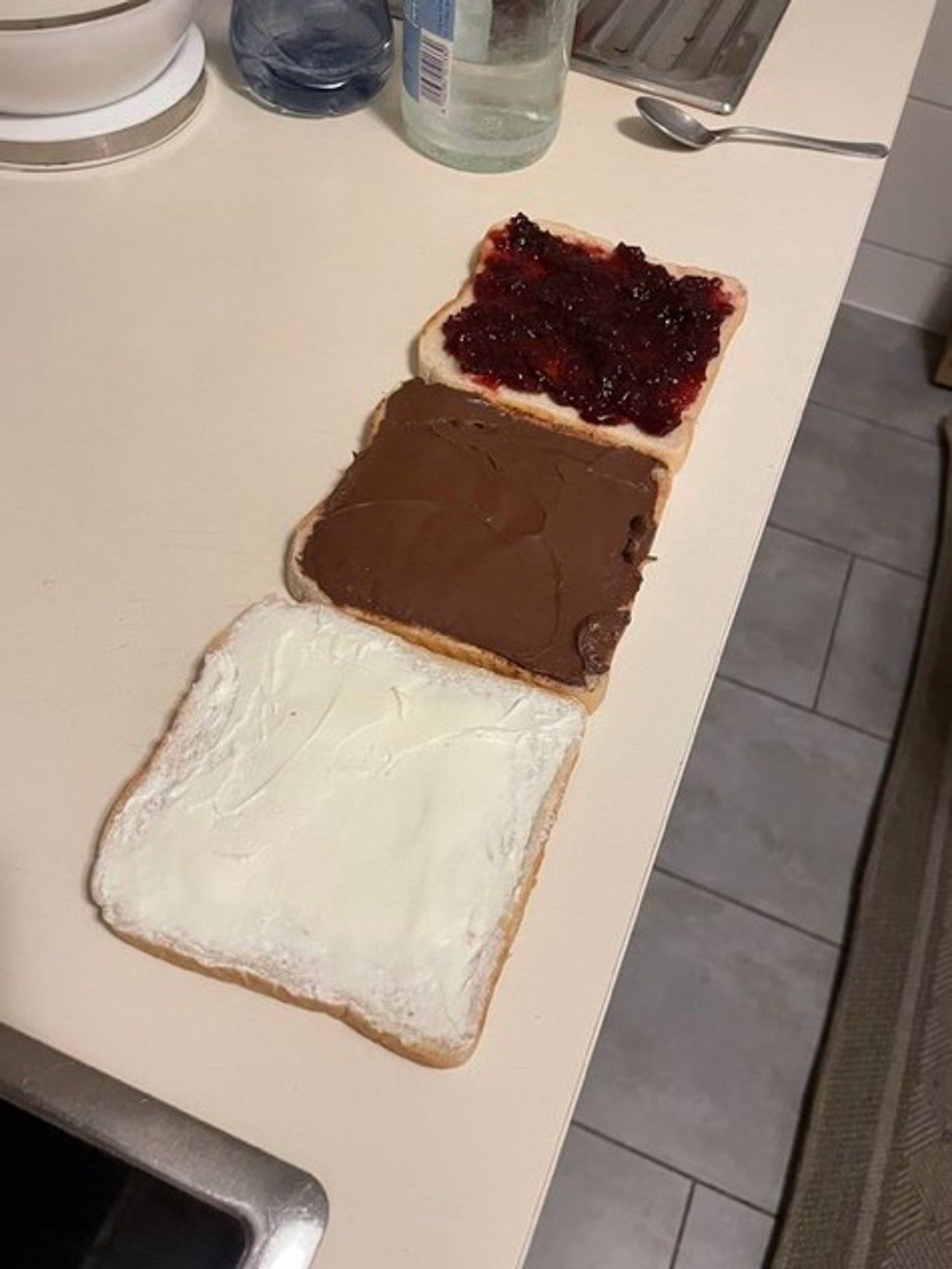 toast mit frischkäse oder so, nutella und kirschmarmelade