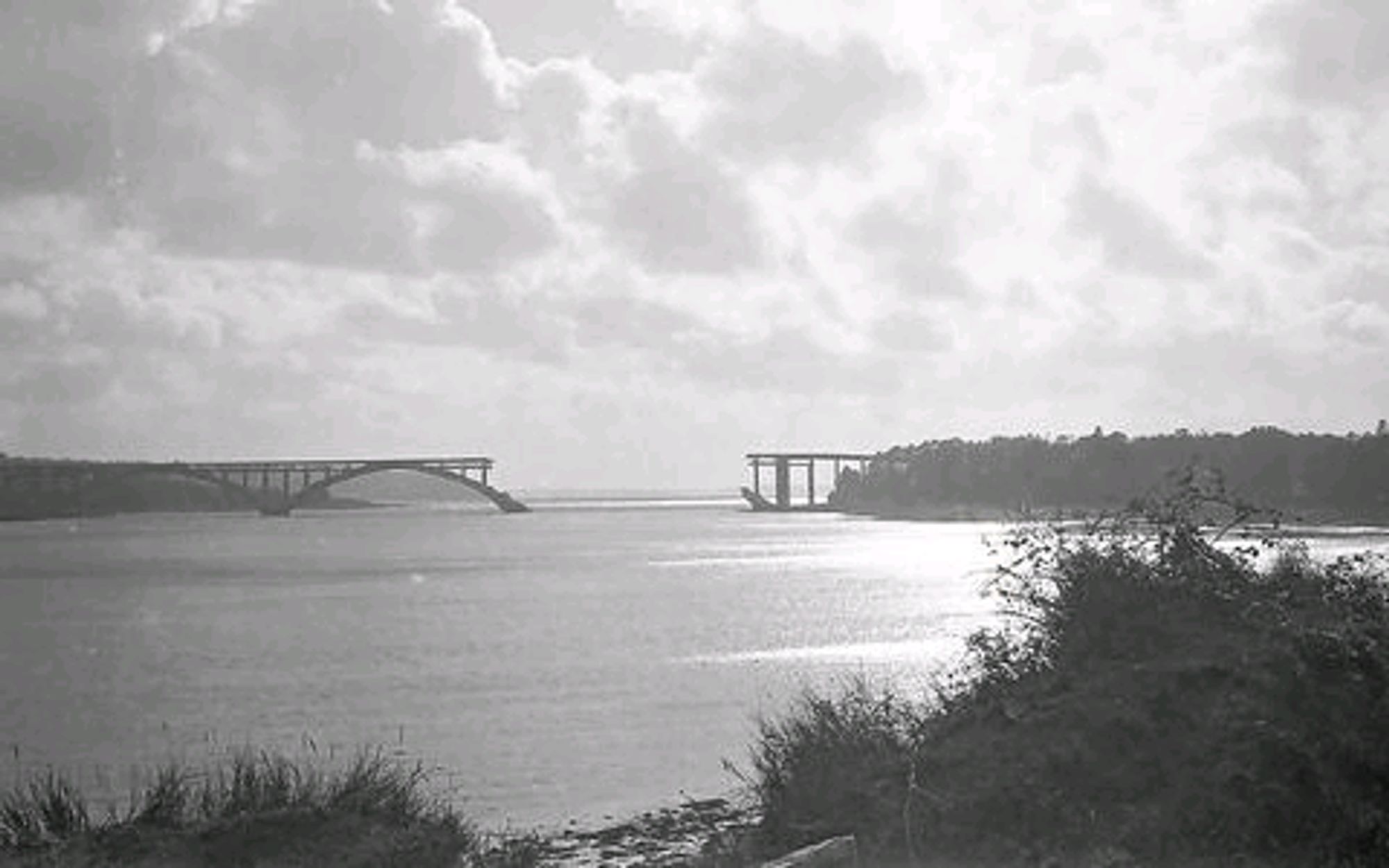 Le pont Albert-Louppe, coupé en deux, au sortir de la Seconde Guerre mondiale. (Photo Claxton Ray)