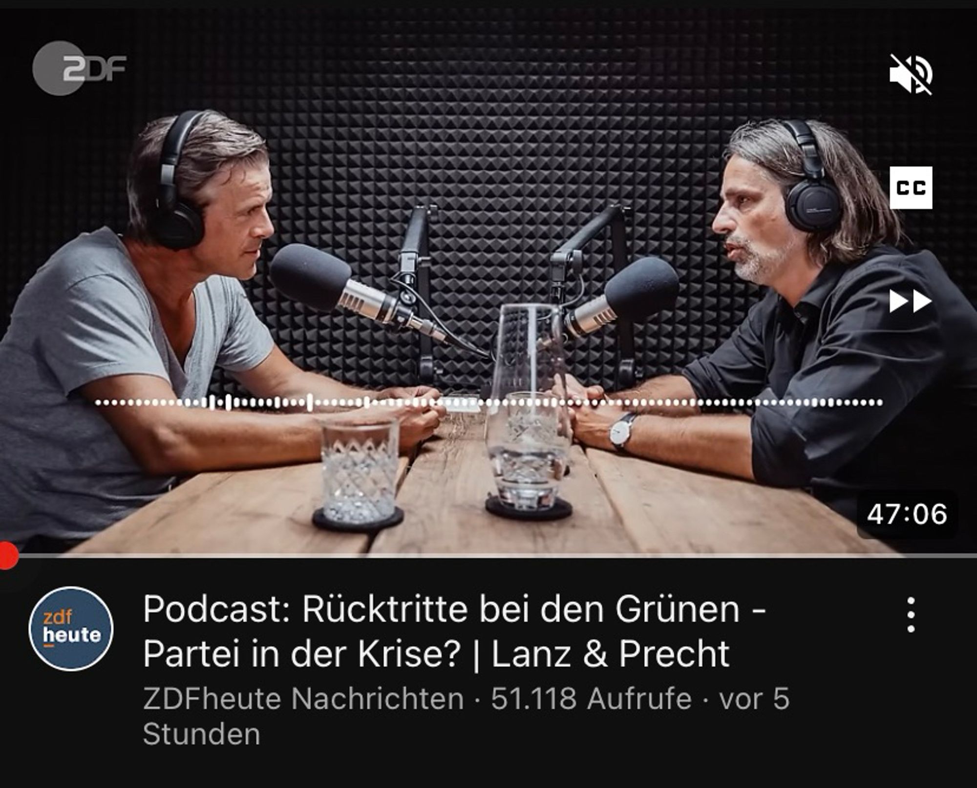 Markus Lanz und Richard David Precht sitzen sich bedeutungsvoll in einem Aufnahmestudio gegenüber, Text: Podcast: Rücktritte bei den Grünen - Partei in der Krise? | Lanz & Precht ZDFheute Nachrichten • 51.118 Aufrufe • vor 5 Stunden