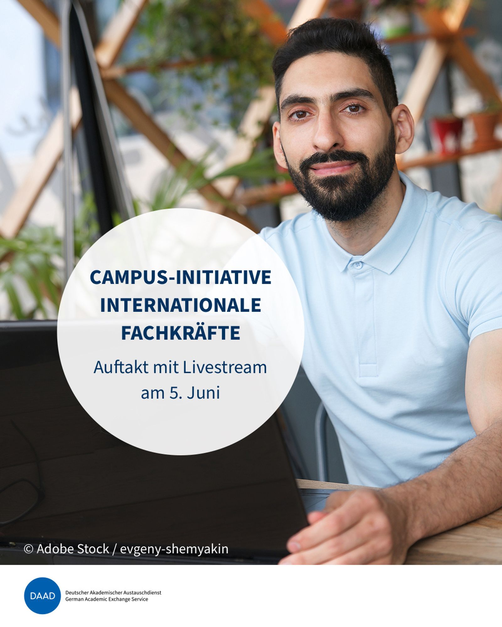 Ein Mann Mitte zwanzig sitzt an einem Laptop. Er trägt einen dunklen Bart und ein blaues Shirt. Ein runder Störer zeigt den Titel: Campus-Initiative internationale Fachkräfte. Auftakt mit Livestream am 5. Juni. Bildquelle: Adobe Stock, evgeny-shemyakin.