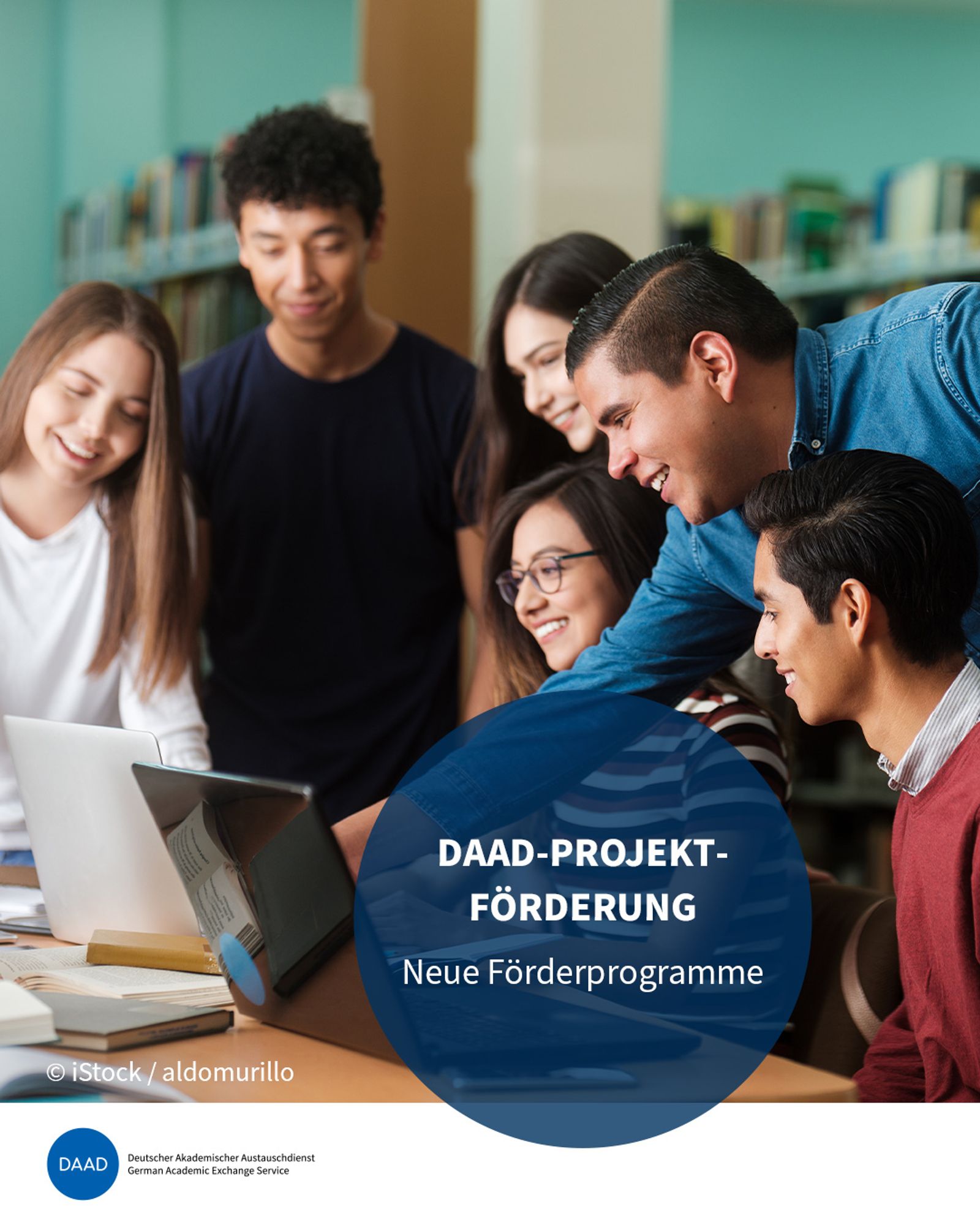 Eine Gruppe von sechs Studierenden steht und sitzt um zwei Laptops. Alle schauen auf die Bildschirme, ein Student deutet auf einen der Bildschirme. Ein Störer zeigt den Titel: DAAD-Projekt-Förderung: Neue Förderprogramme. Bildquelle: iStock/aldomurillo.