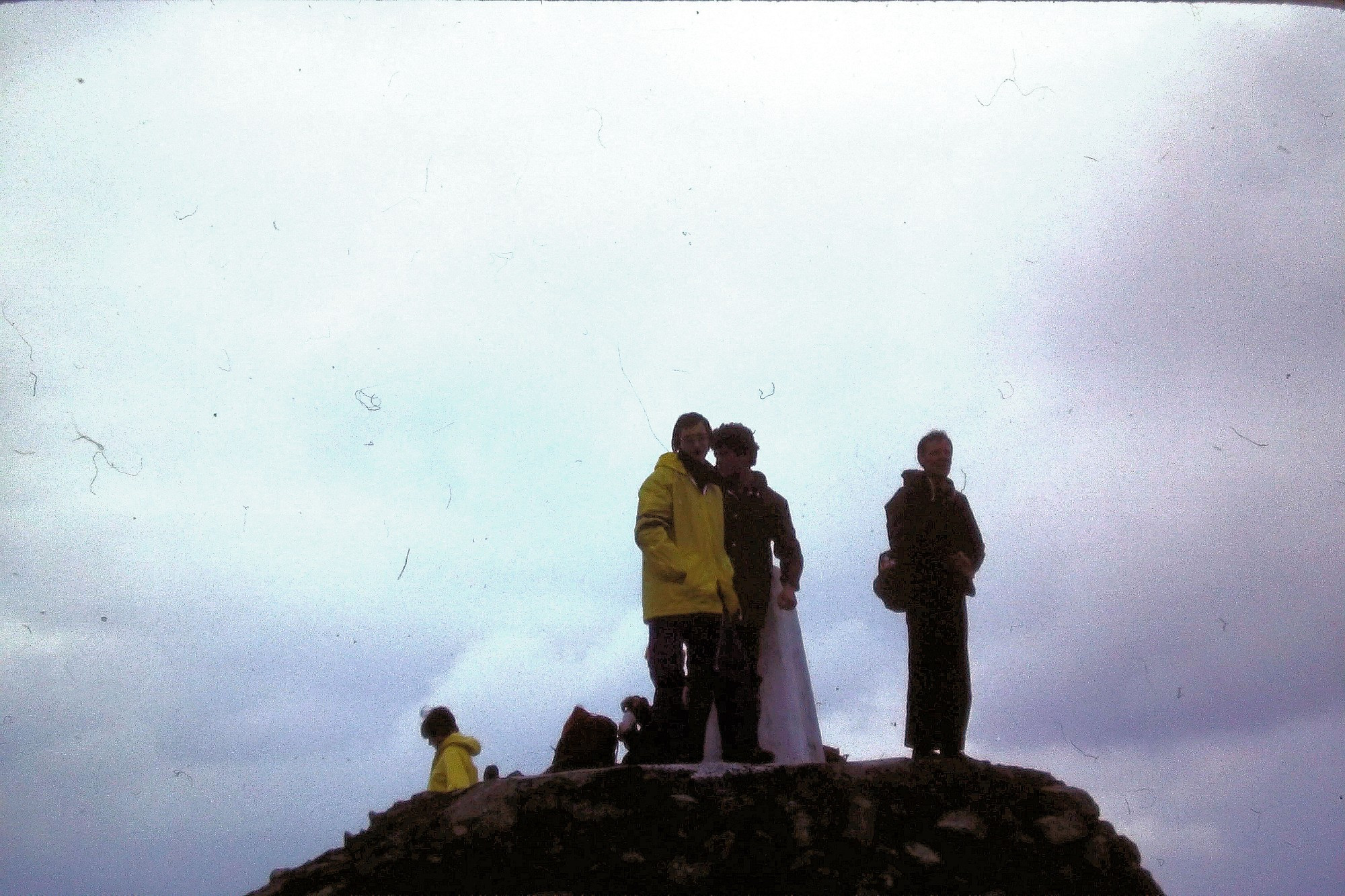 Frankie0400 mit mehreren Personen auf dem Gipfelpodest vom Ben Nevis in Schottland.