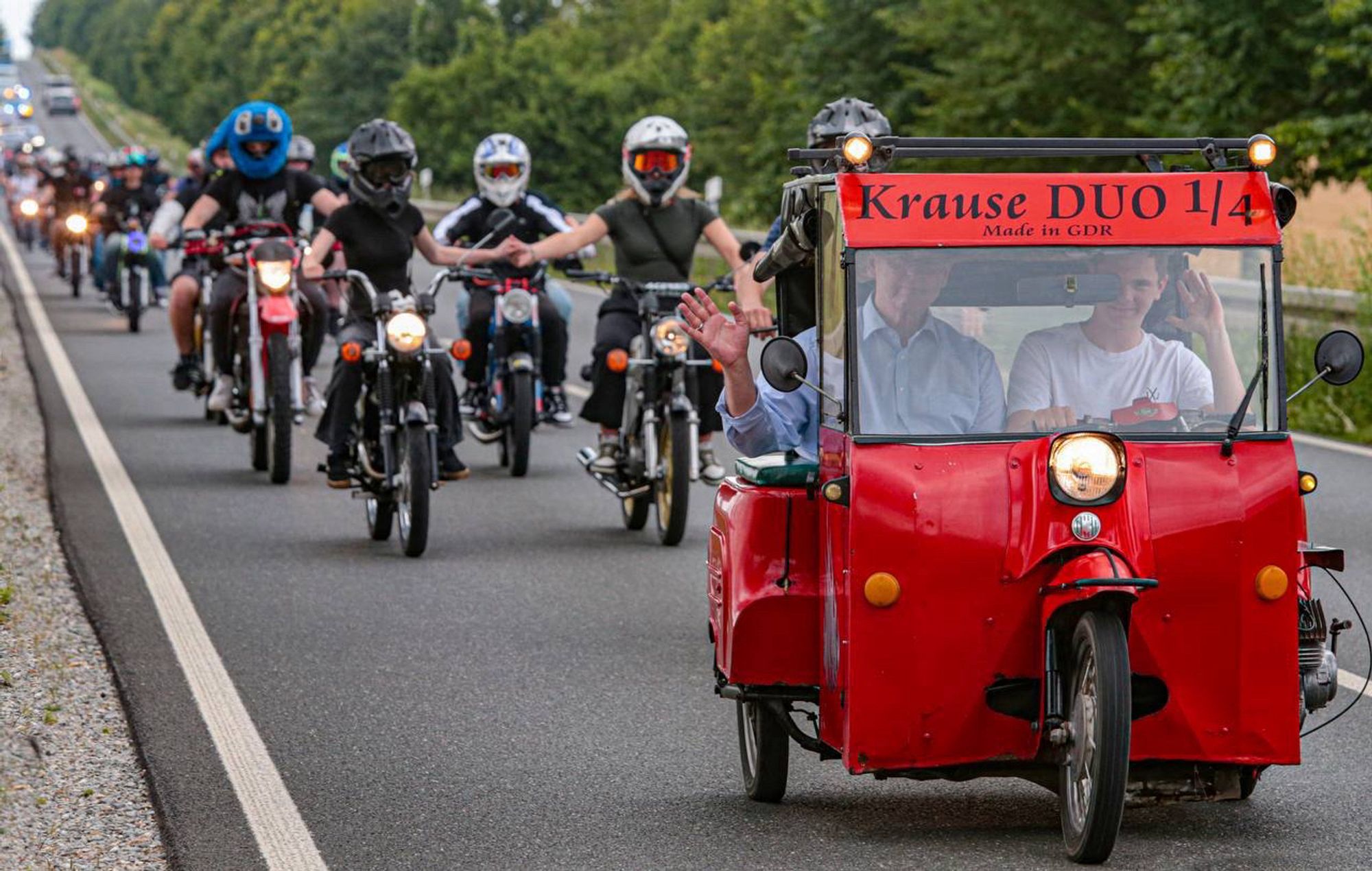 Als Beifahrer im Duo. Dahinter ganz viele Simsons