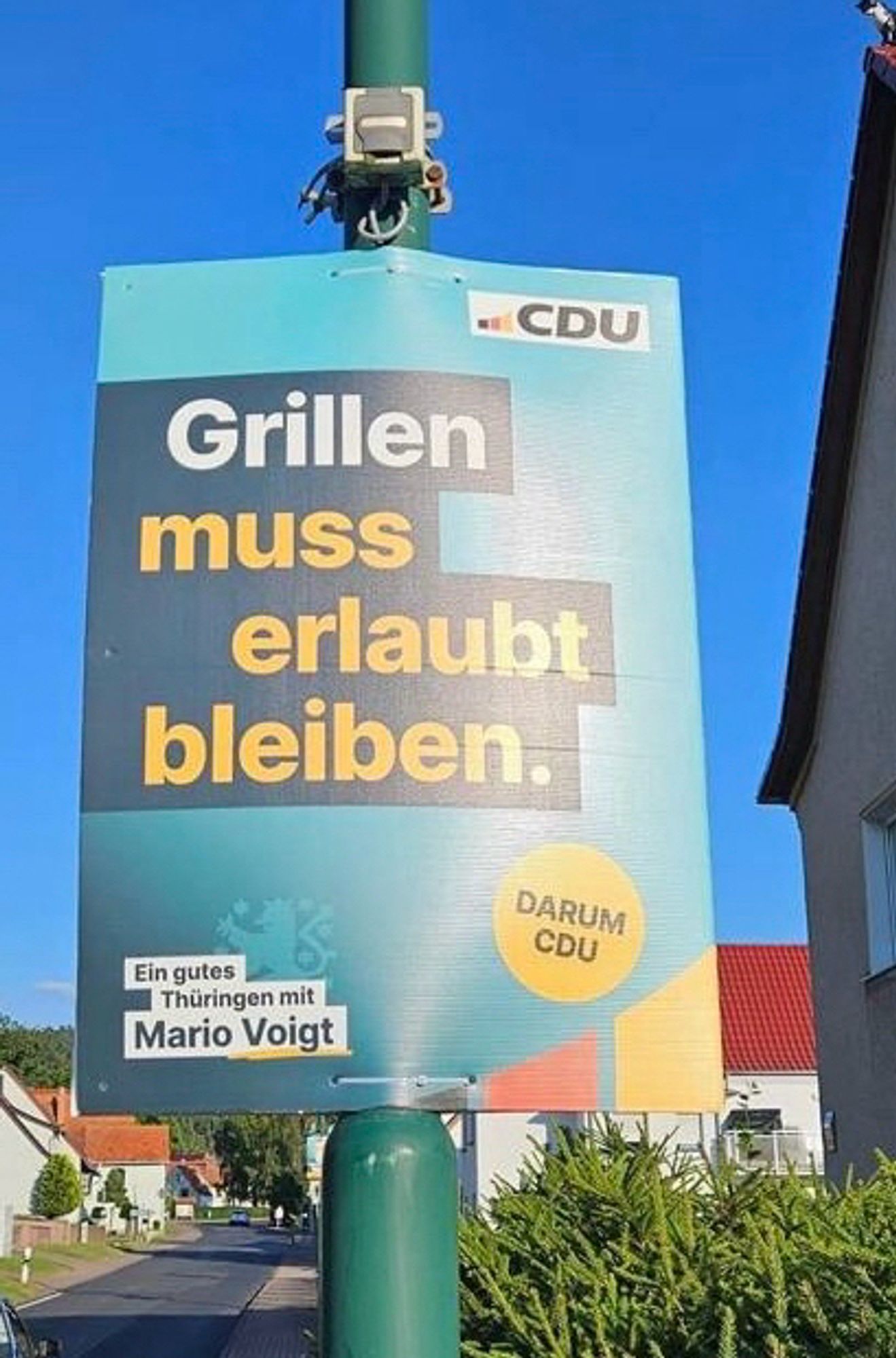 „Grillen muss erlaubt sein“ steht auf dem Thüringer CDU Plakat und lobt Mario Voigt