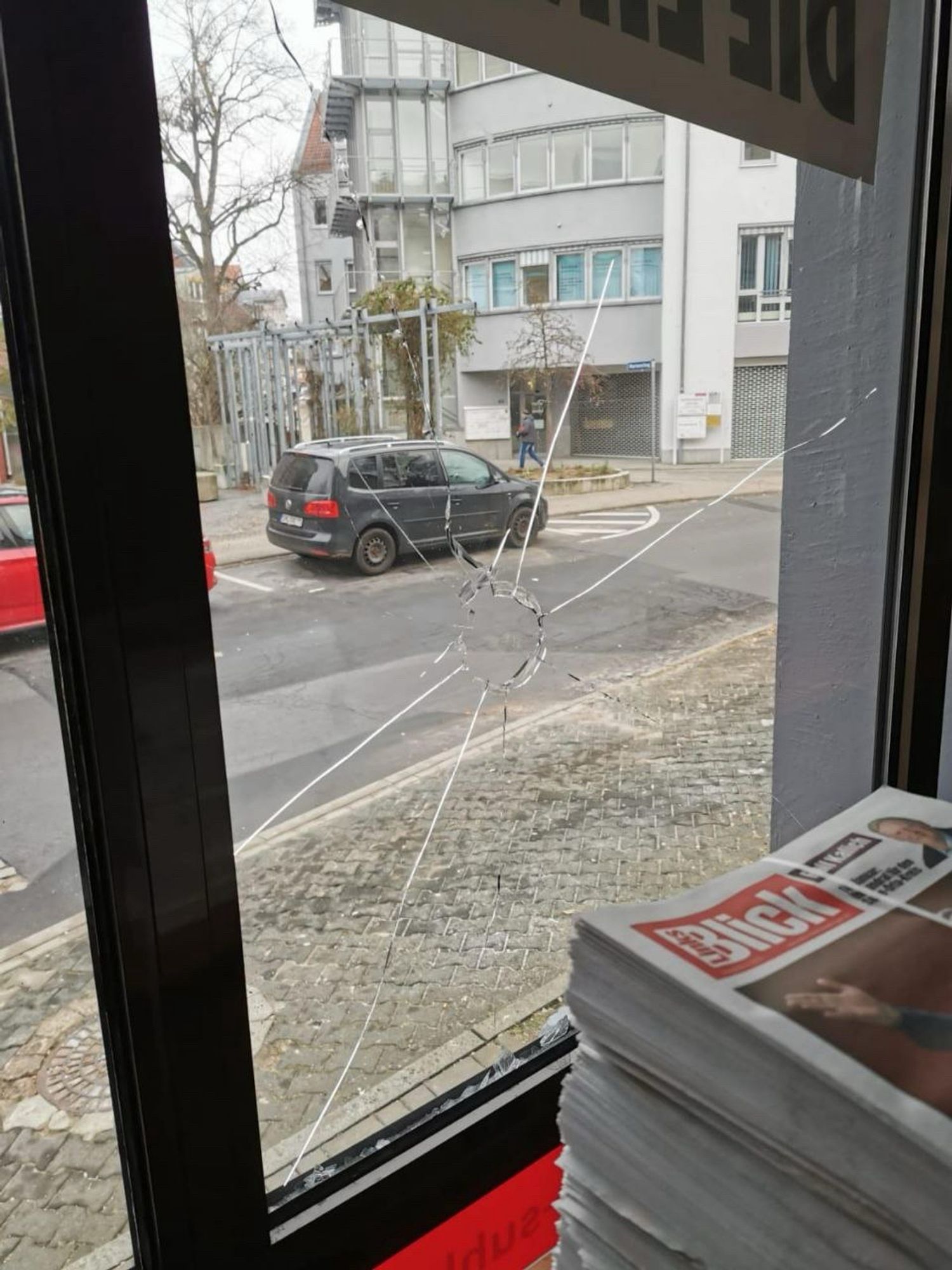 Die Fensterscheibe unseres Wahlkreisbüros in Suhl mit zerstörter Glasscheibe.