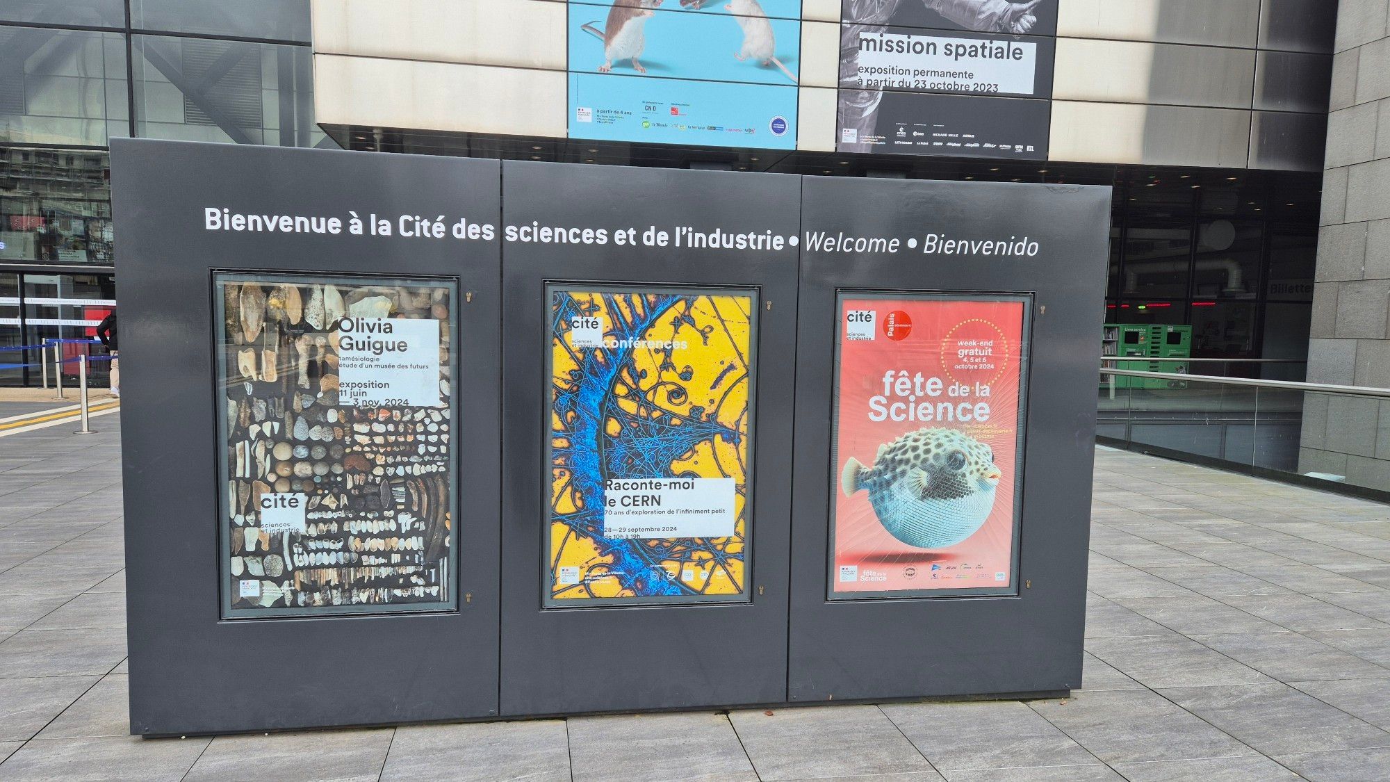 Photos d'affiches sur le parvis de la Cité des sciences et de l'industrie parmi lesquelles "Raconte-moi le CERN !"