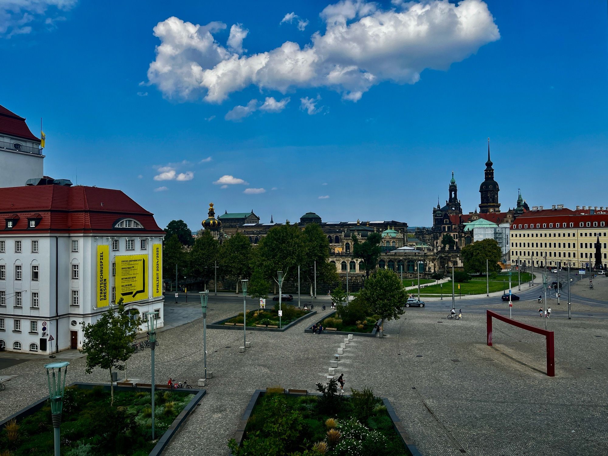 Blick aus dem Zimmer Richtung Zwinger und Dresdner Altstadt. Himmel leicht bewölkt.