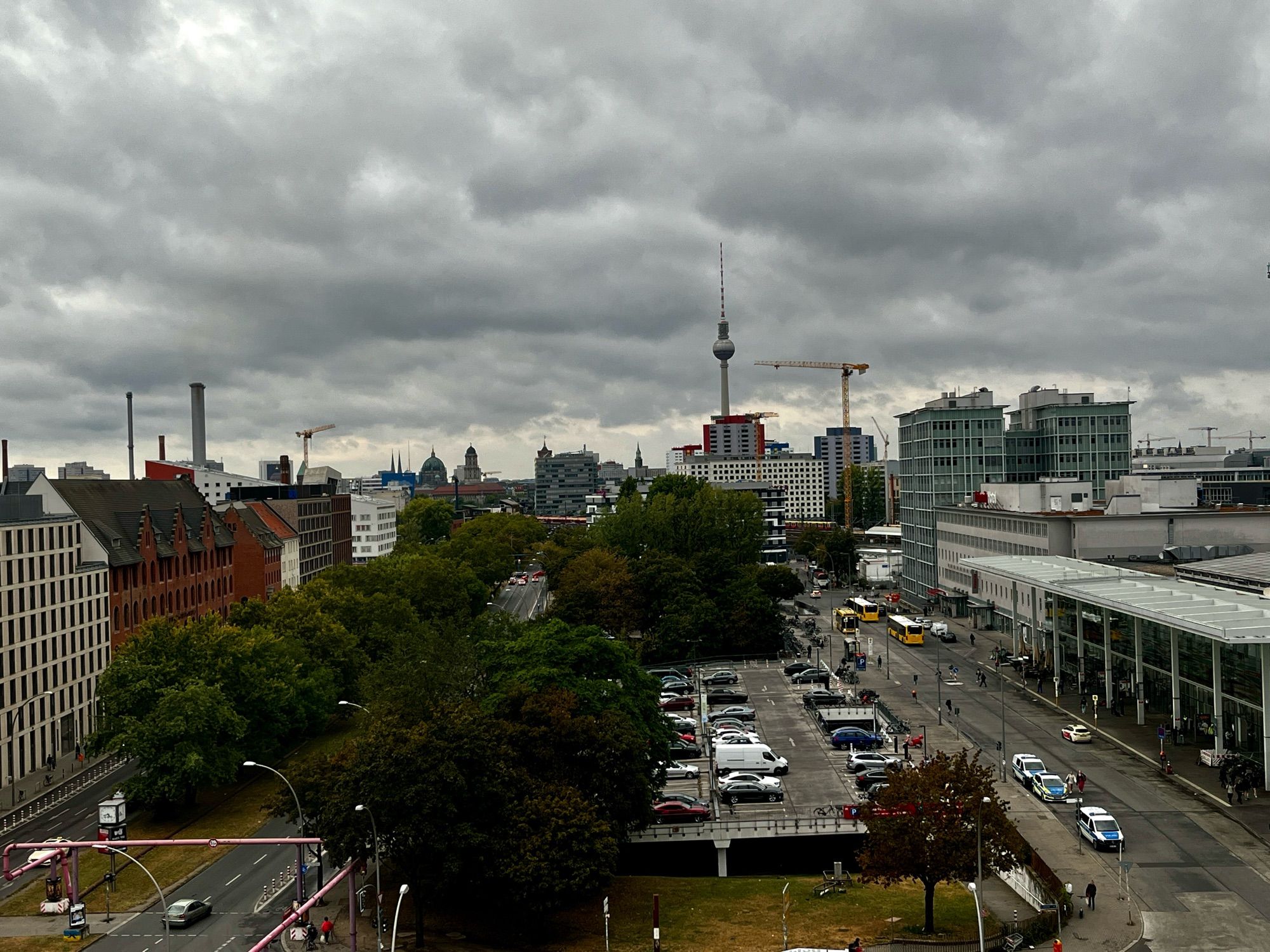 Blick Richtung Alexanderplatz. Hässliche Häuser und Himmel leicht wolkenverhangenen.