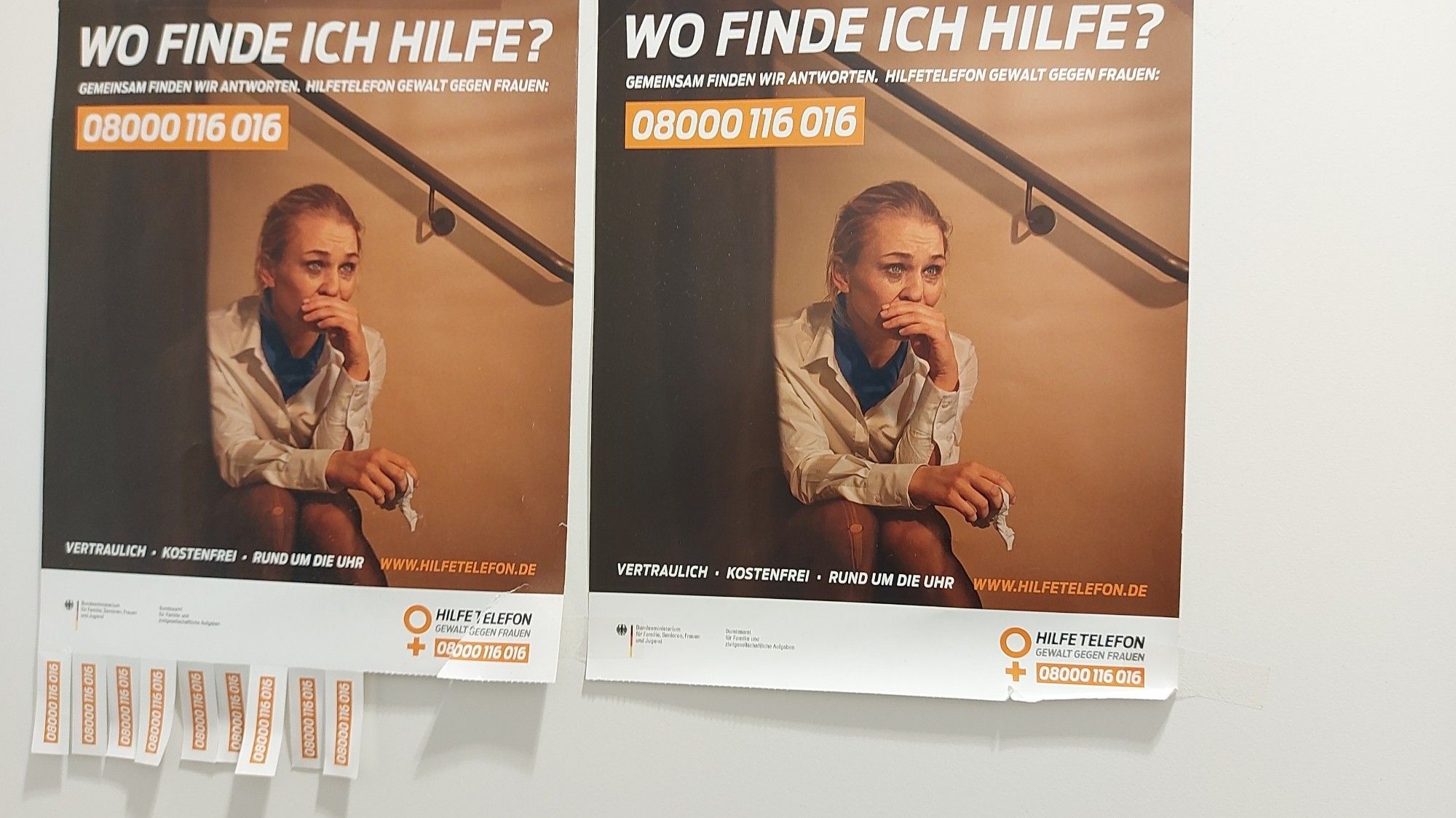 Plakat vom "Hilfetelefon Gewalt gegen Frauen" mit der Telefonnummer 08000 116 016 zum abreißen und vielen fehlenden Schnippseln