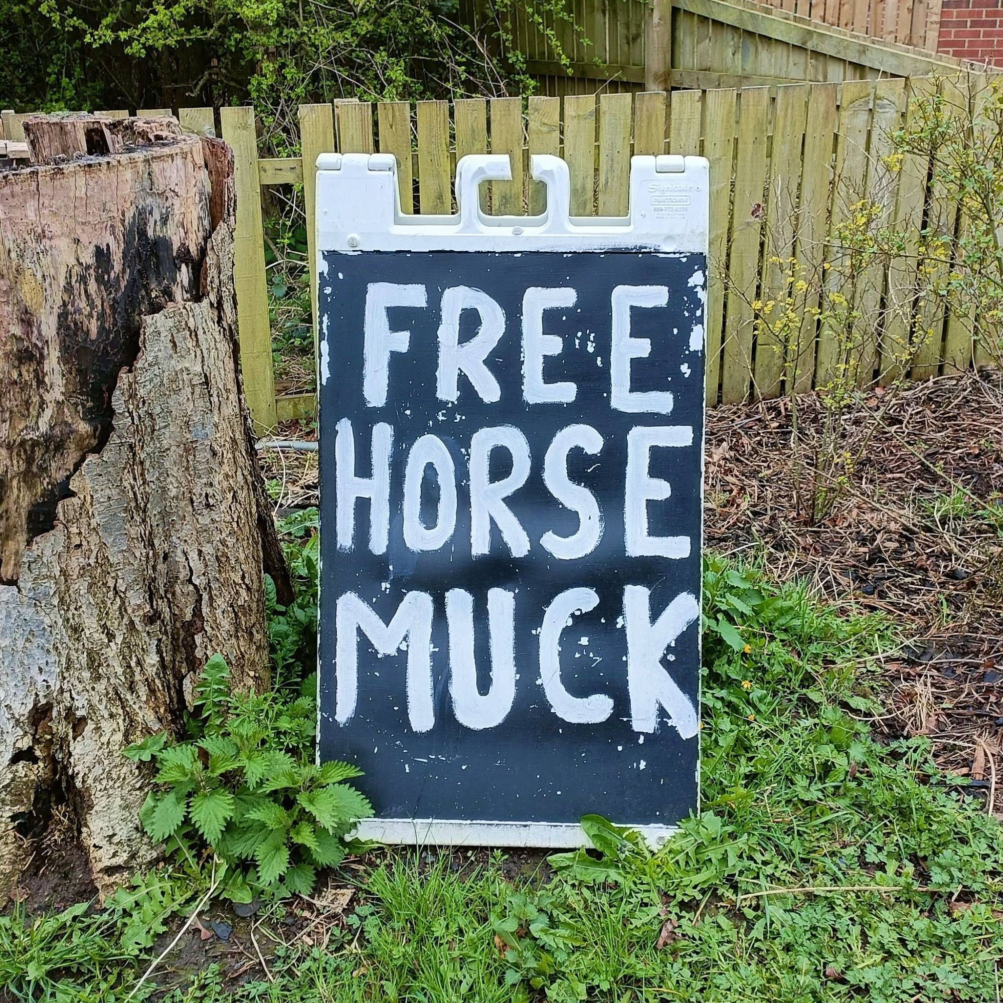 A hand written sign saying 'free horse muck'