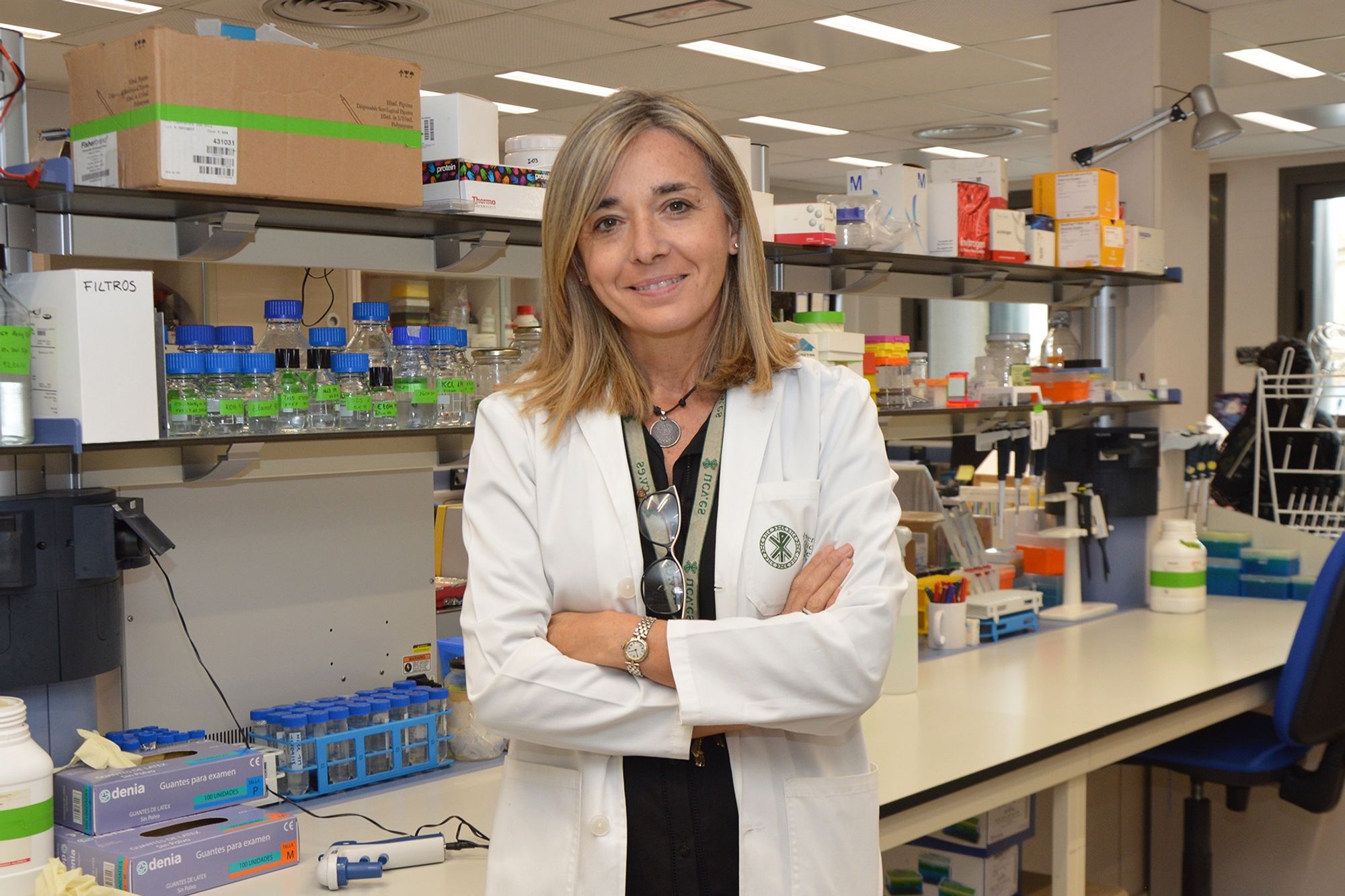 Photo of Elisa Oltra in a science lab