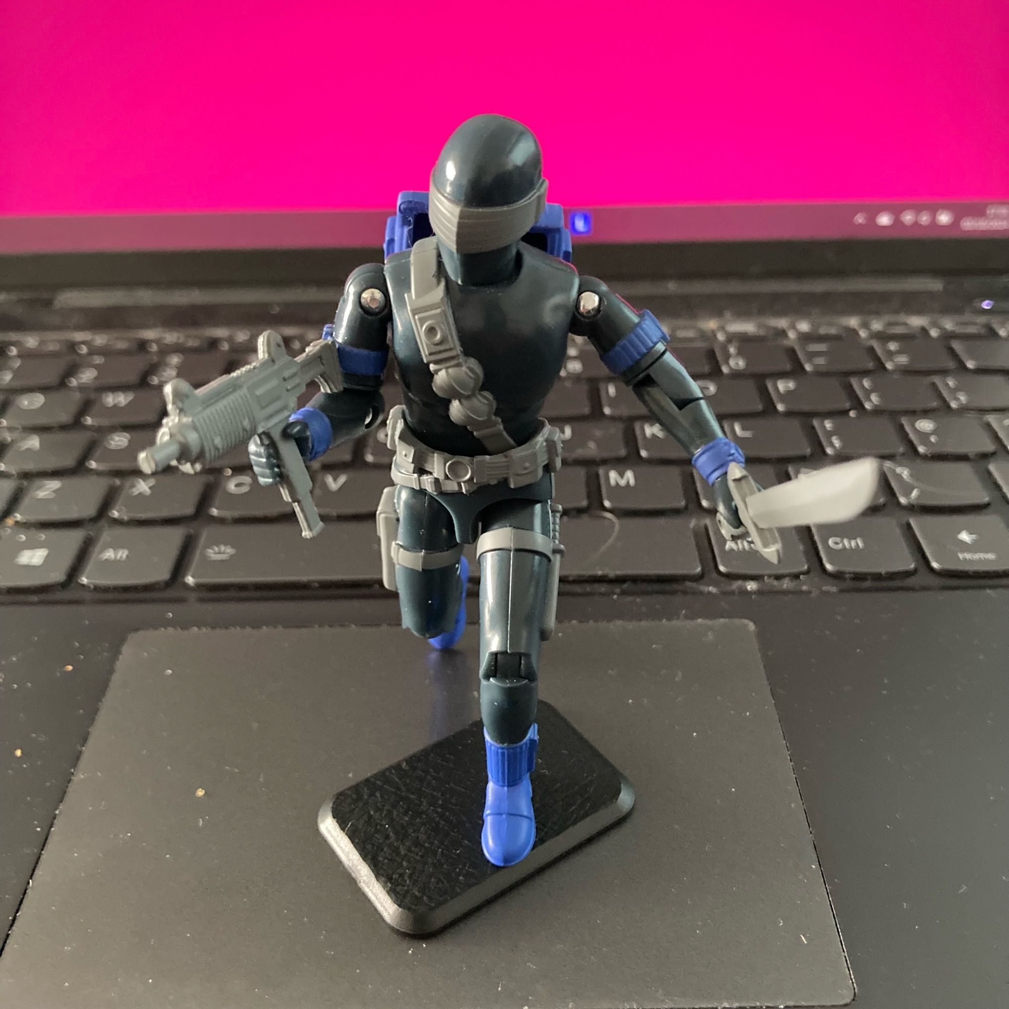 Super7 GI Joe ReAction+ Comic Book Snake Eyes is just a lovely version of Snake Eyes in the O-ring format. The vibrant blue just works somehow