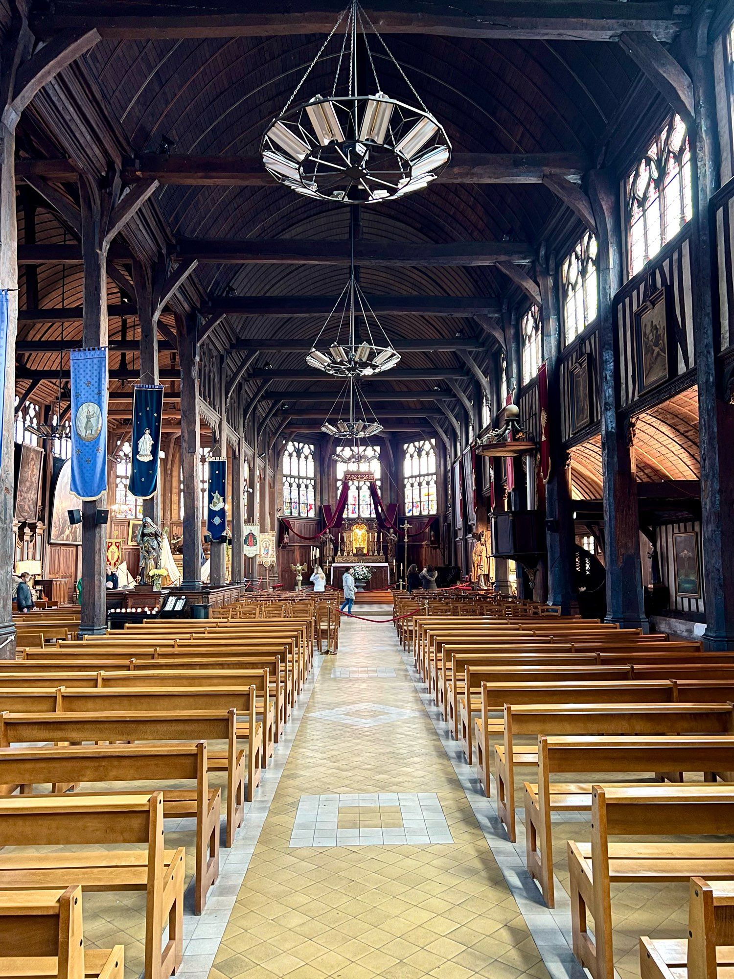 Église saint Catherine construite essentiellement en bois.