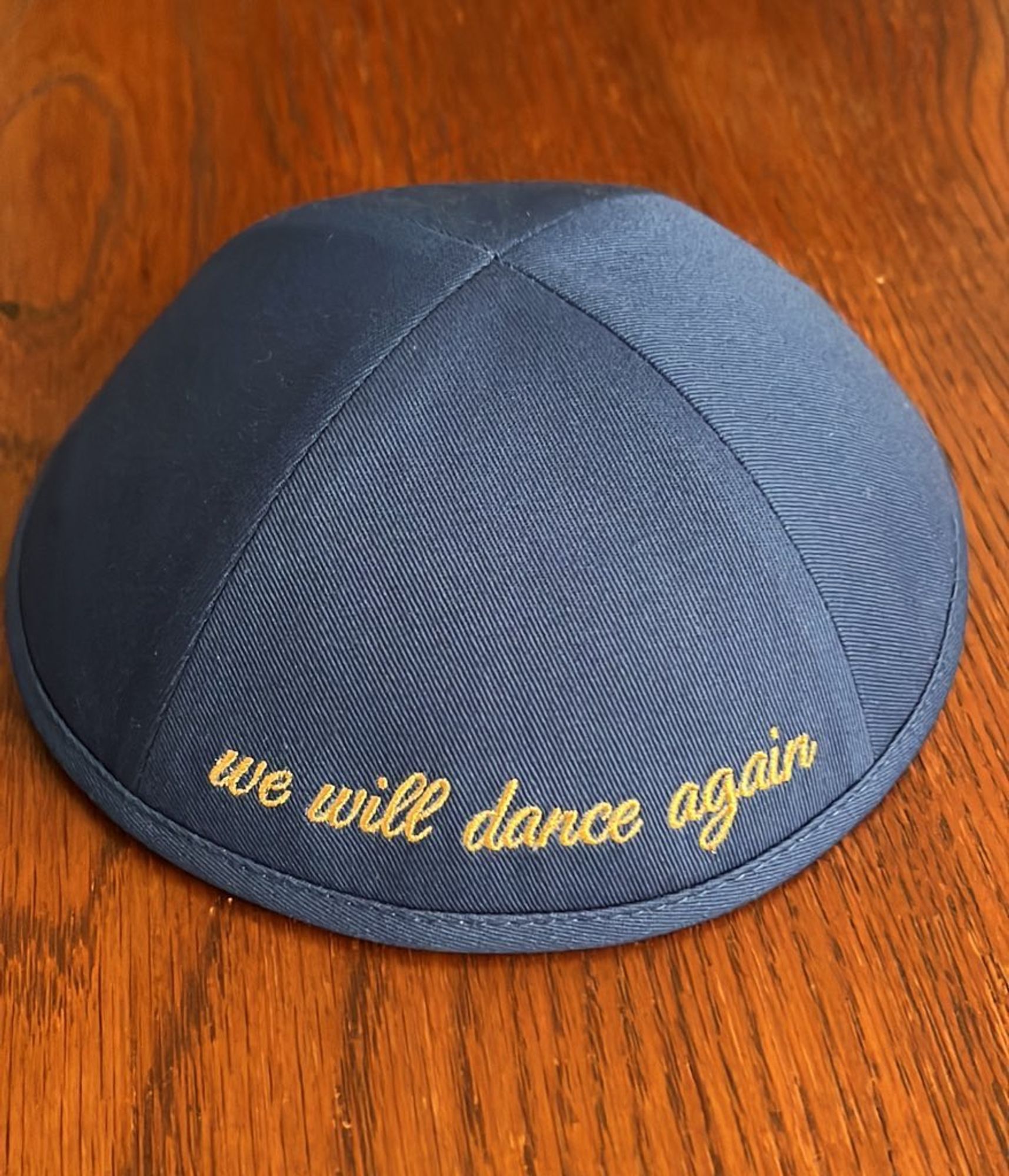 Kippa mit der Aufschrift: We will dance again