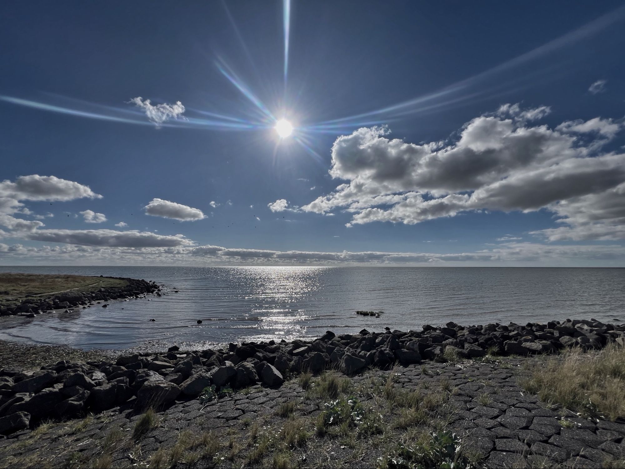 Een blik over de Waddenzee op de dijk in Oosterend Terschelling ter hoogte van de Wierschuur.