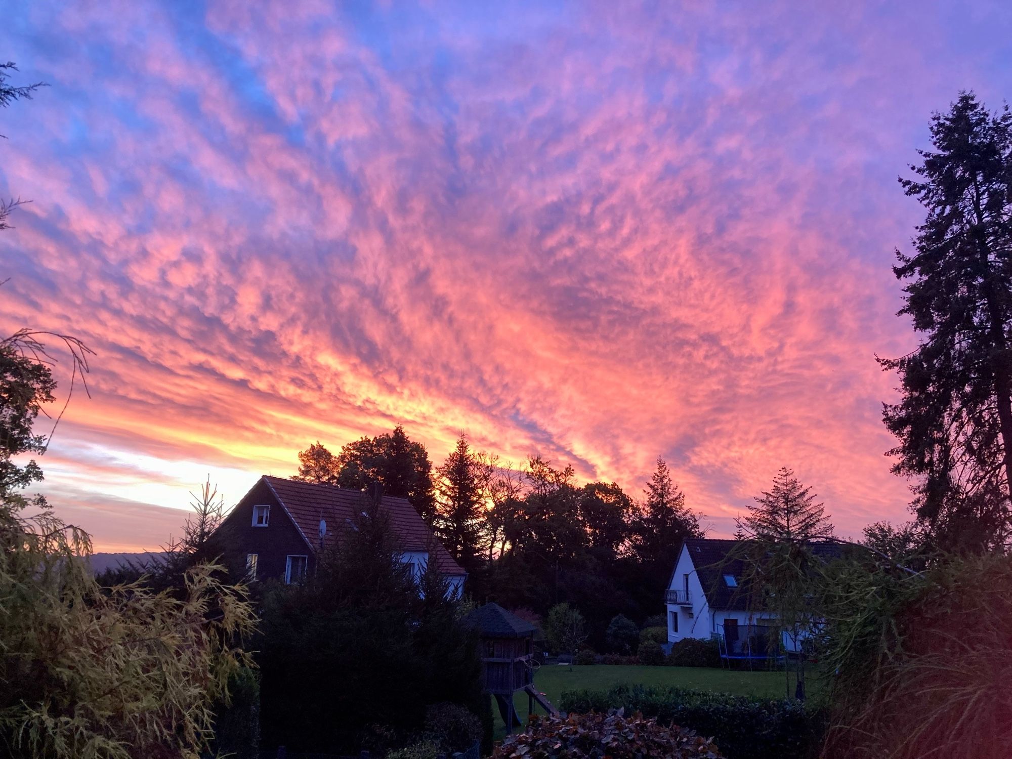 Feuerrot beleuchtete Wolken im Sonnenuntergang