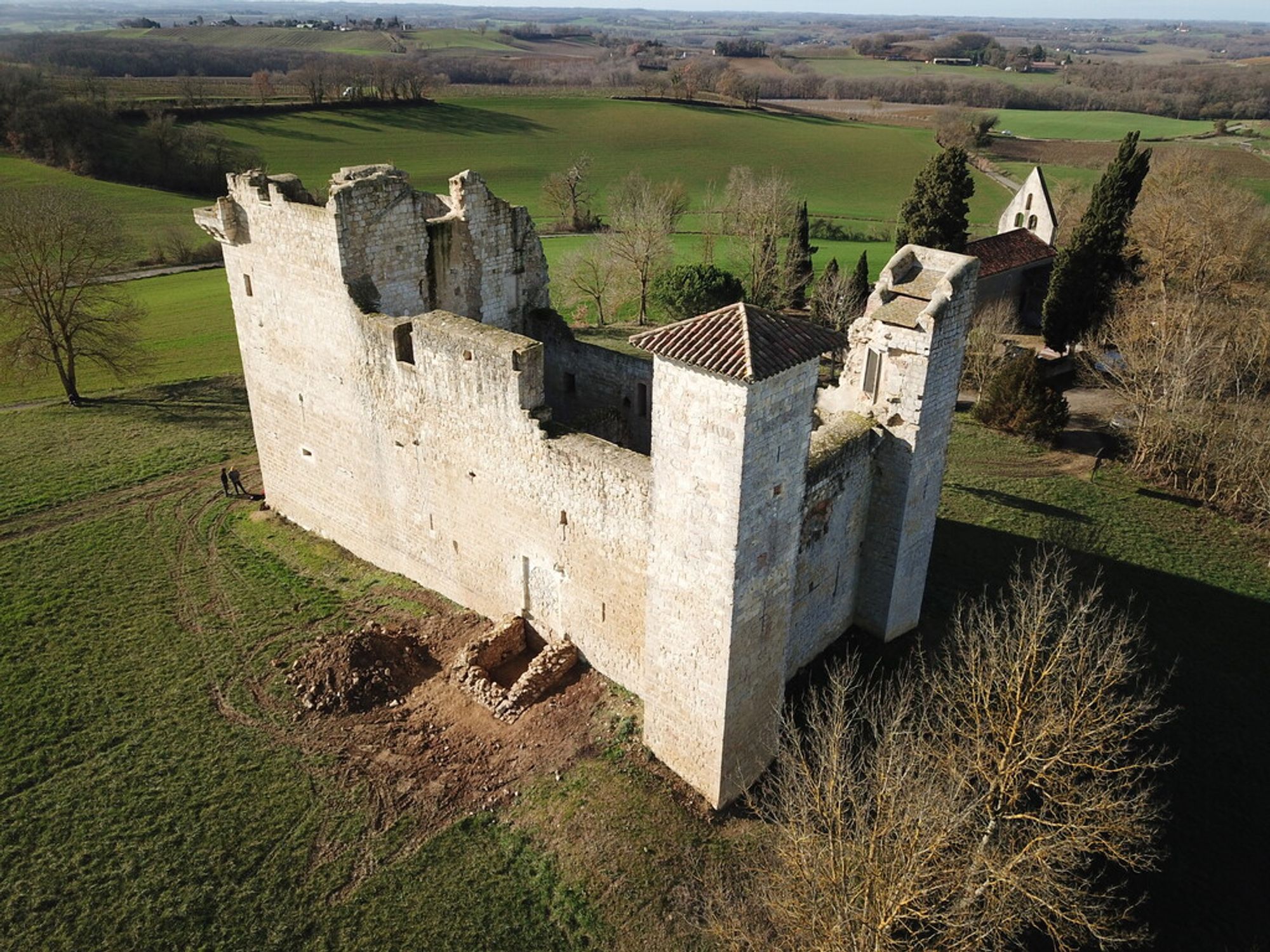 Vue du château depuis le nord-est, cliché drone. Crédit : Éveha 2023.