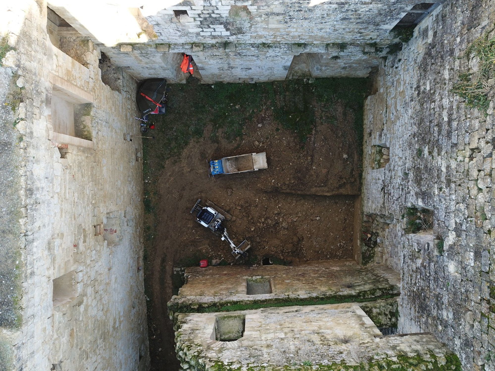 Vue zénithale de la salle nord, dégagement du talus en cours, cliché drone. Crédit : Éveha 2023.