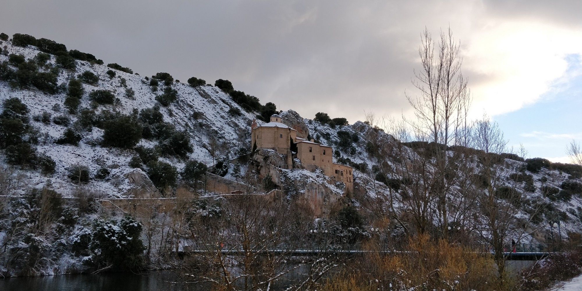 Vista de la ermita de San Saturio con el cerro nevado.