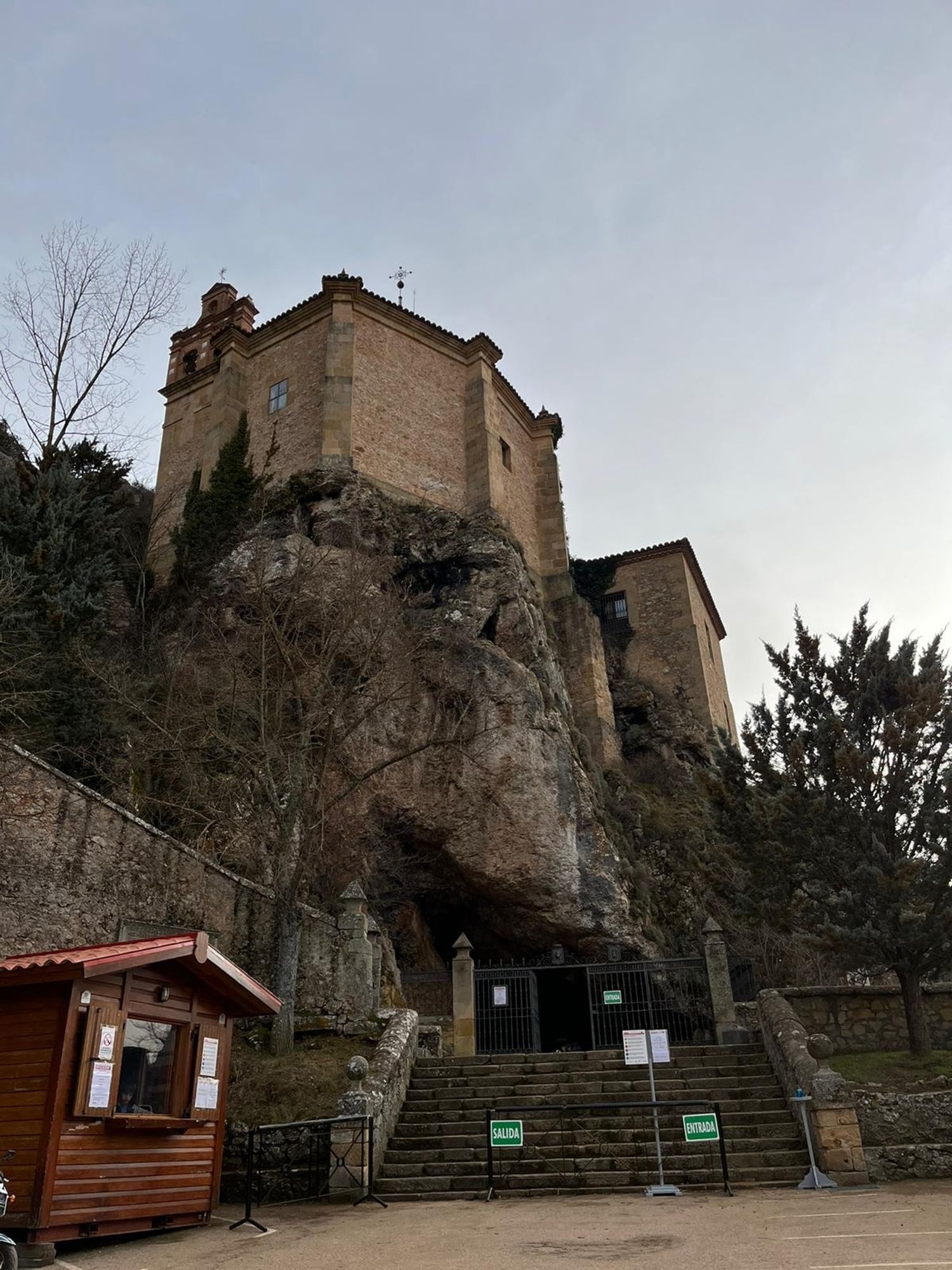 Vista de la ermita de San Saturio desde la plazoleta de la entrada.