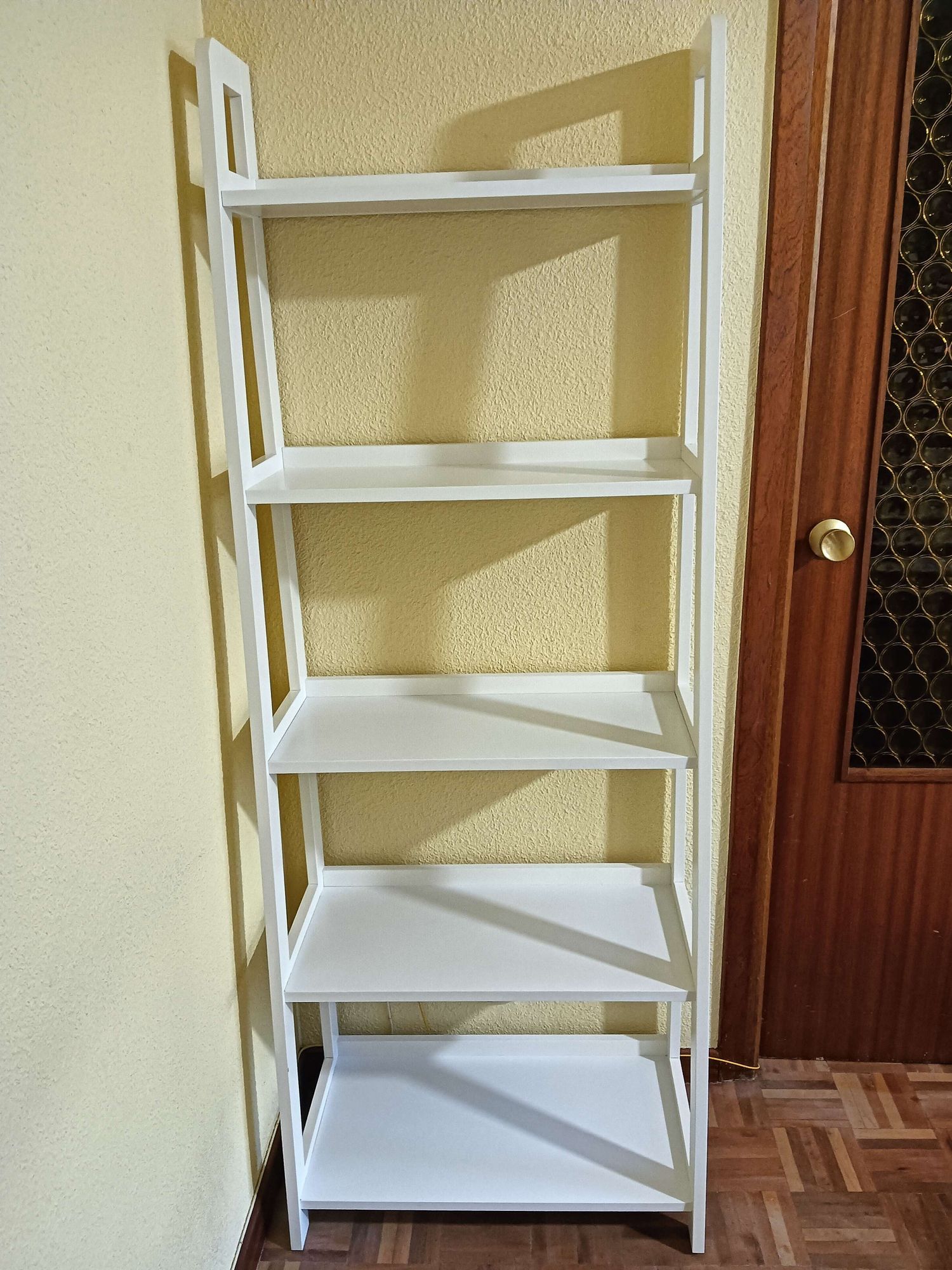 Estantería blanca con forma de escalera.