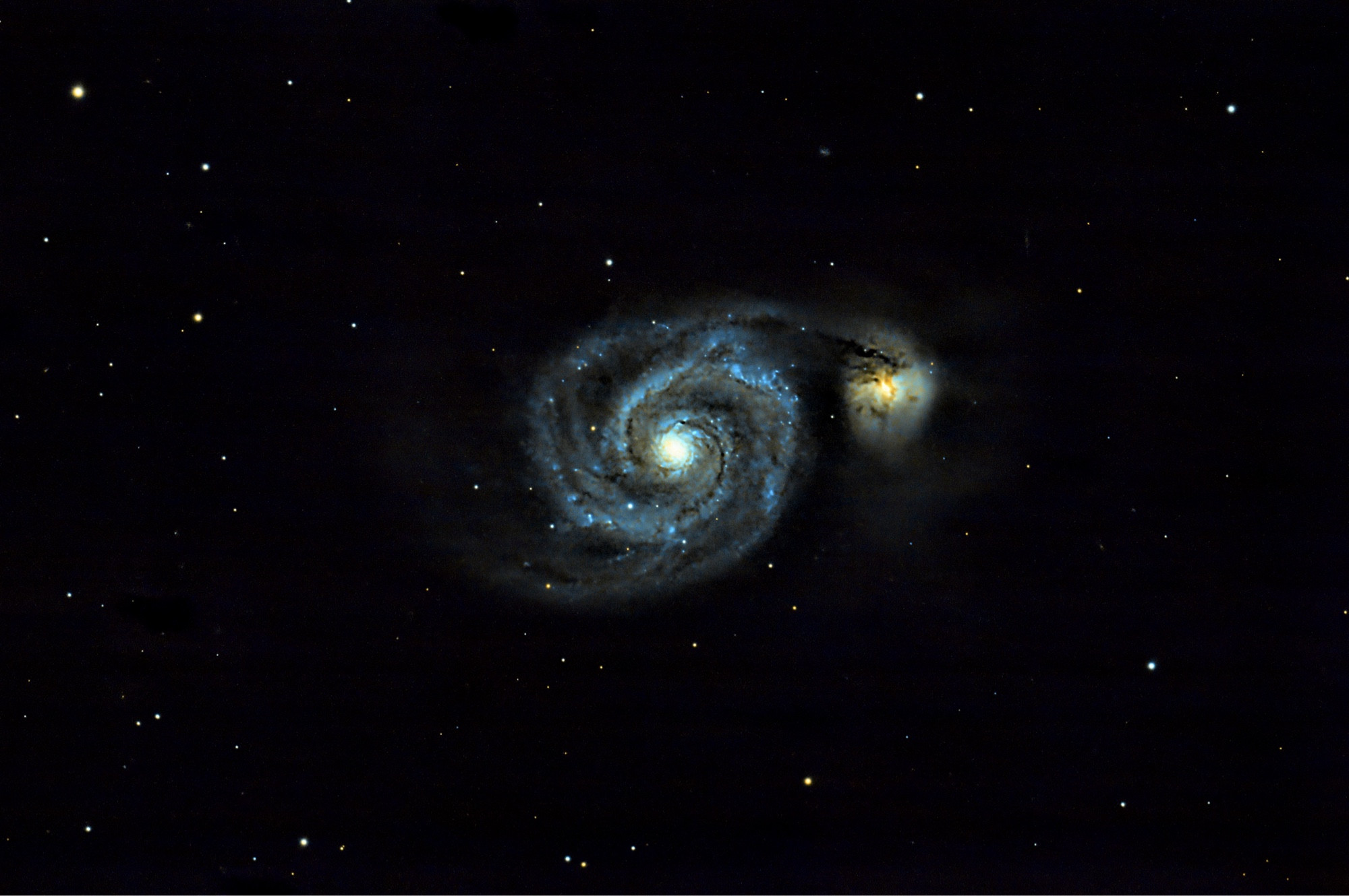 Galaxie M51 mit dem größeren Teleskop. Man sieht deutlich mehr Strukturen als bei dem Bild mit dem kleinen Teleskop vor zwei Wochen. Die Spiralarme sind blau das Zentrum der Galaxie gelb