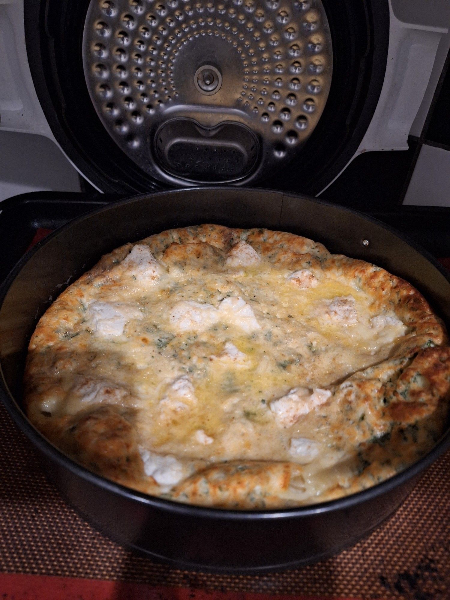 Une photo de clafoutiti ricotta menthe négligemment posé sur un Cookeo ouvert