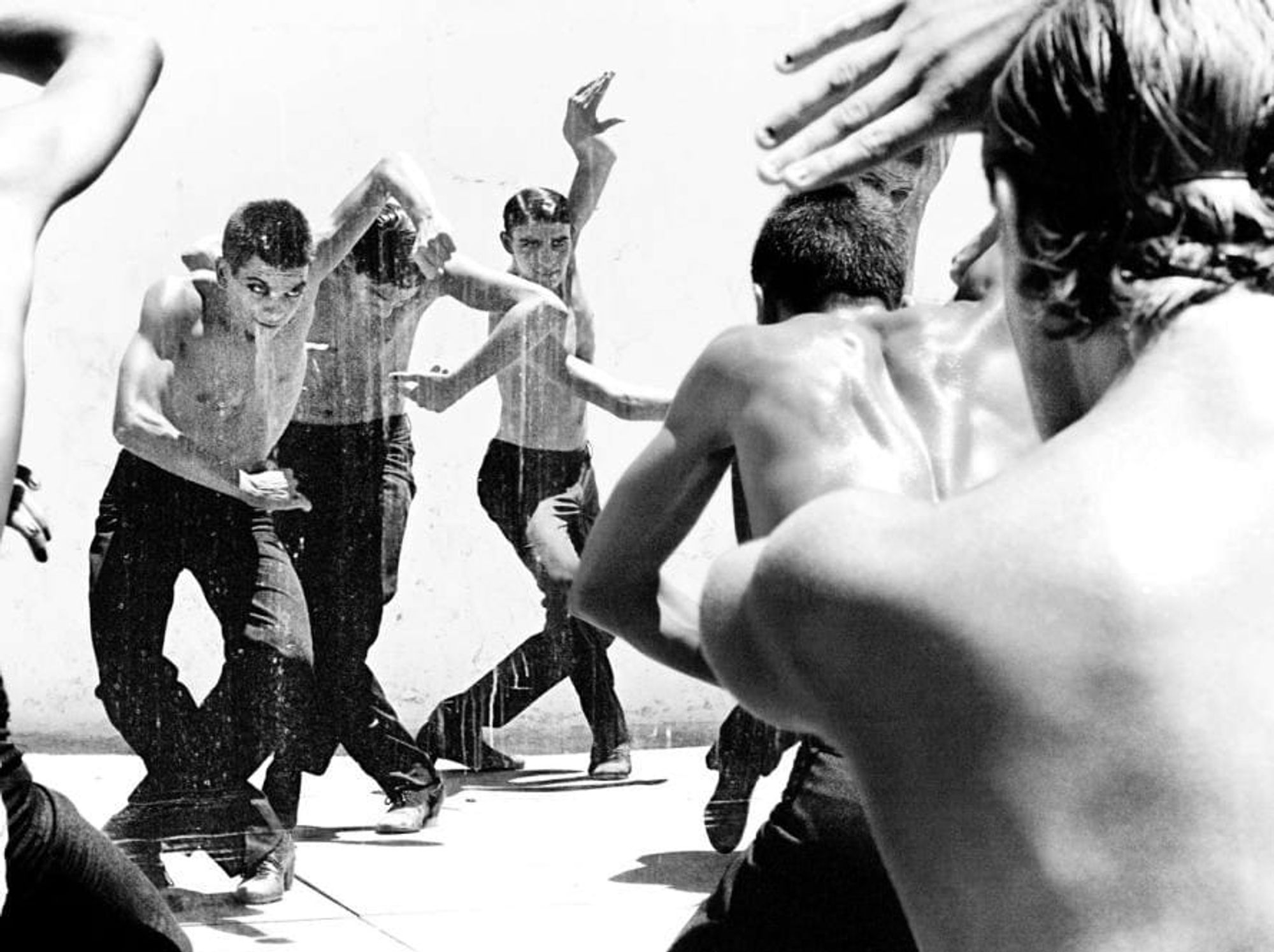 Photo noir et blanc de jeunes hommes torse nu pendant un cours de danse flamenco