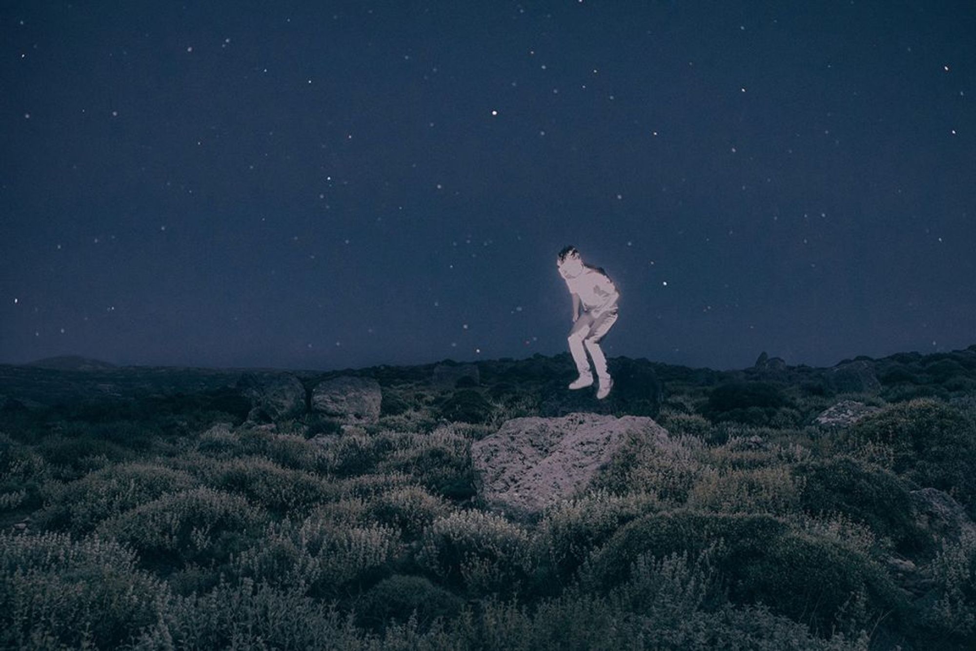 un paysage nocturne de landes
ciel étoilé
un enfant semble s'élever dans les airs