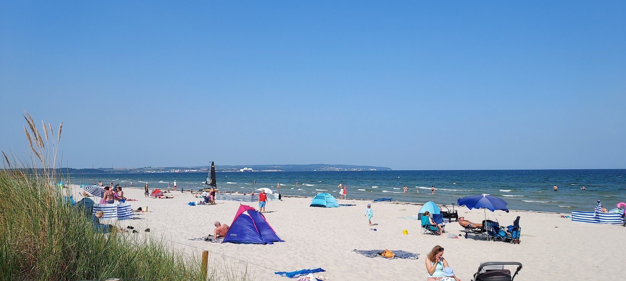 Strand en zee achter de blokkendozen. Hier hadden 20.000 arbeiders per jaar gezonde lucht kunnen opsnuiven.