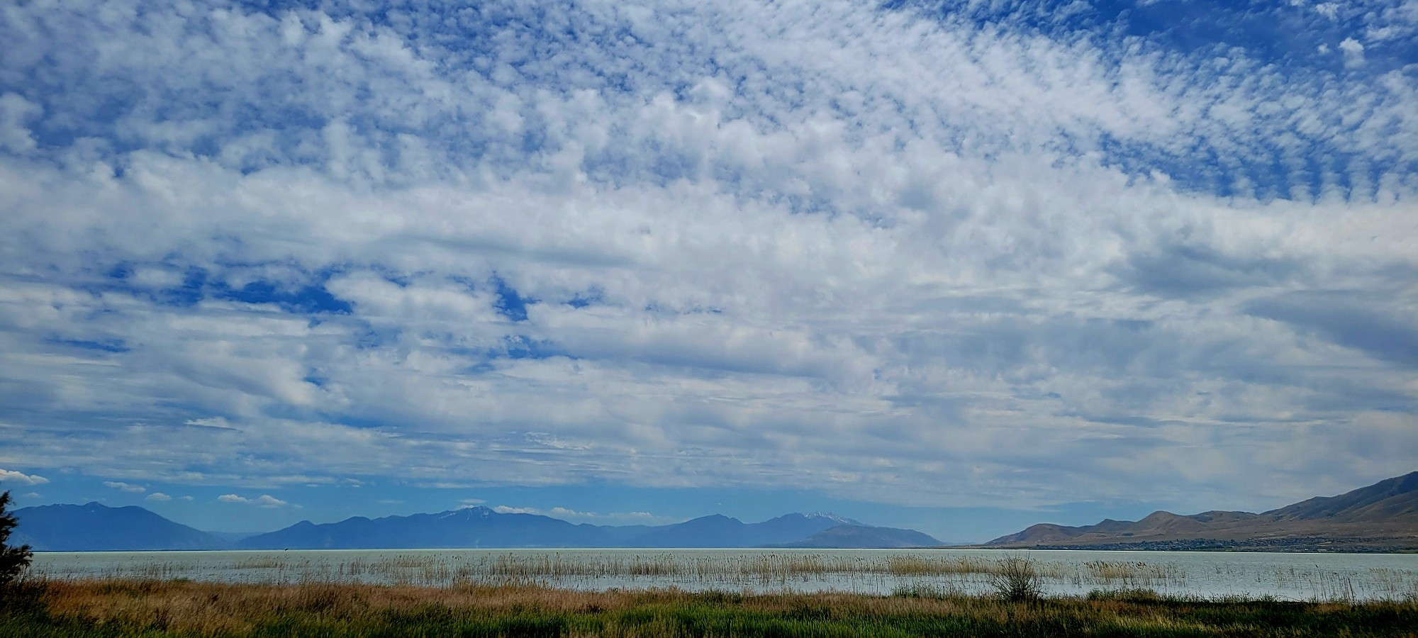 Wide shot of Utah Lake and surrounding mountains from the north shore #utahlake ©AVM 2024