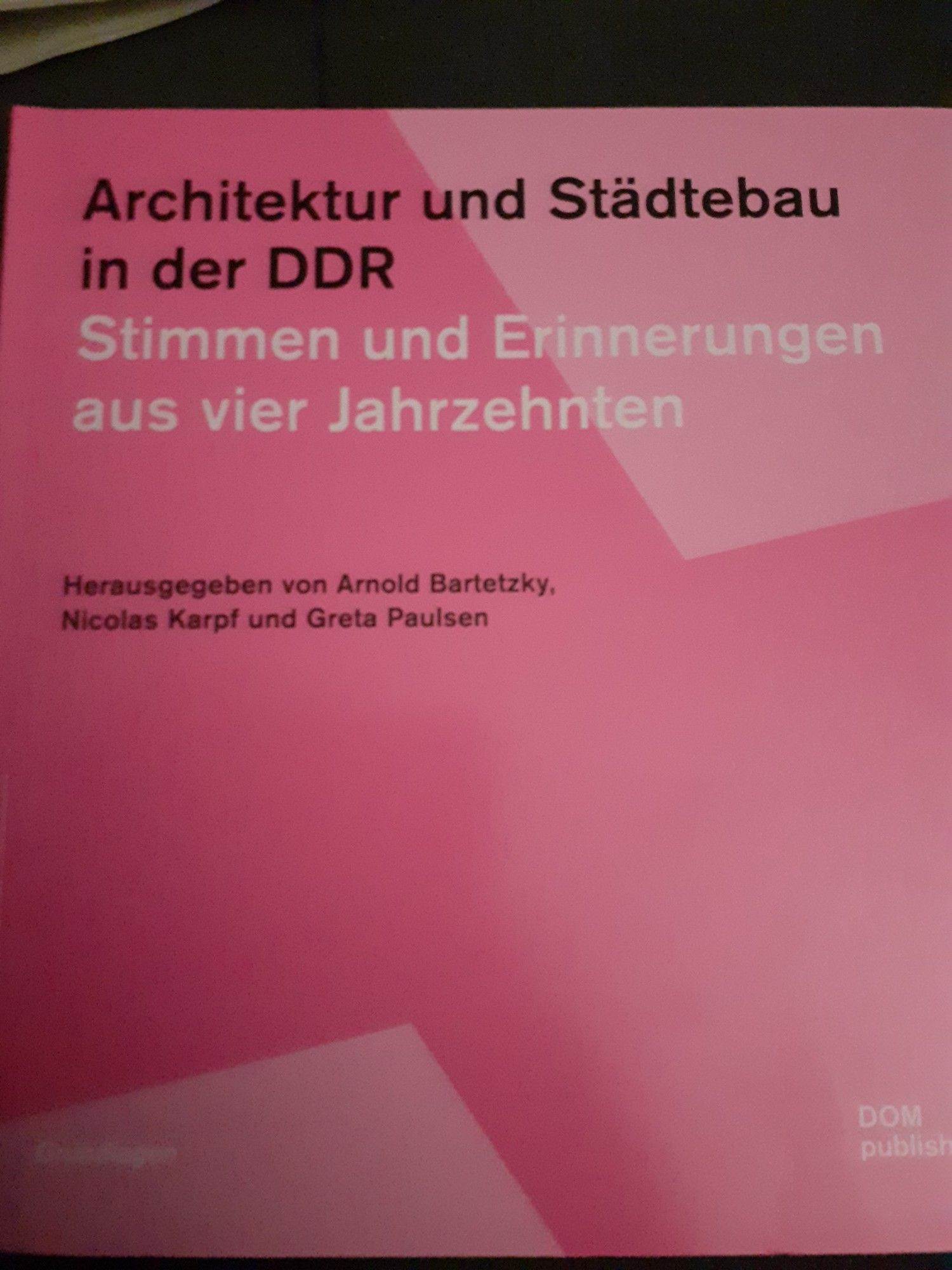 Buchcover: "Architektur und Städtebau in der DDR"