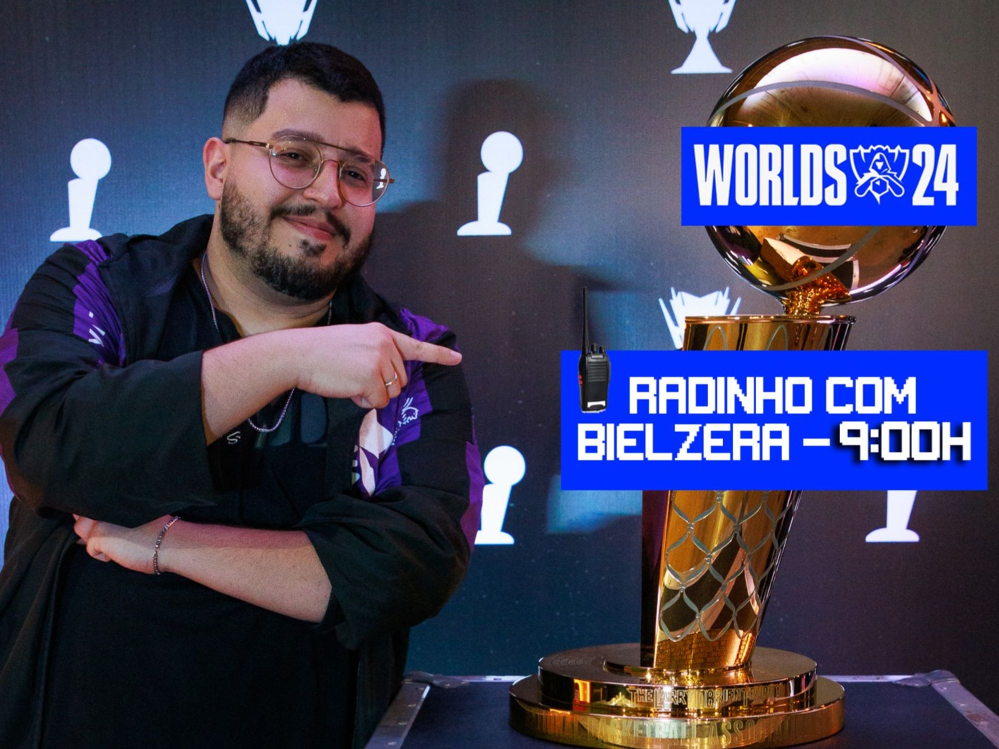 foto do bielzera, assistente da vivo keyd stars de league of legends, vestindo uniforme da keyd, apontando para um troféu Larry o brien com memes por cima, em retangulos azuis e escrita branca, os quais dizem "worlds 2024" e em outro retangulo "radinho com bielzera - 9hrs da manhã".