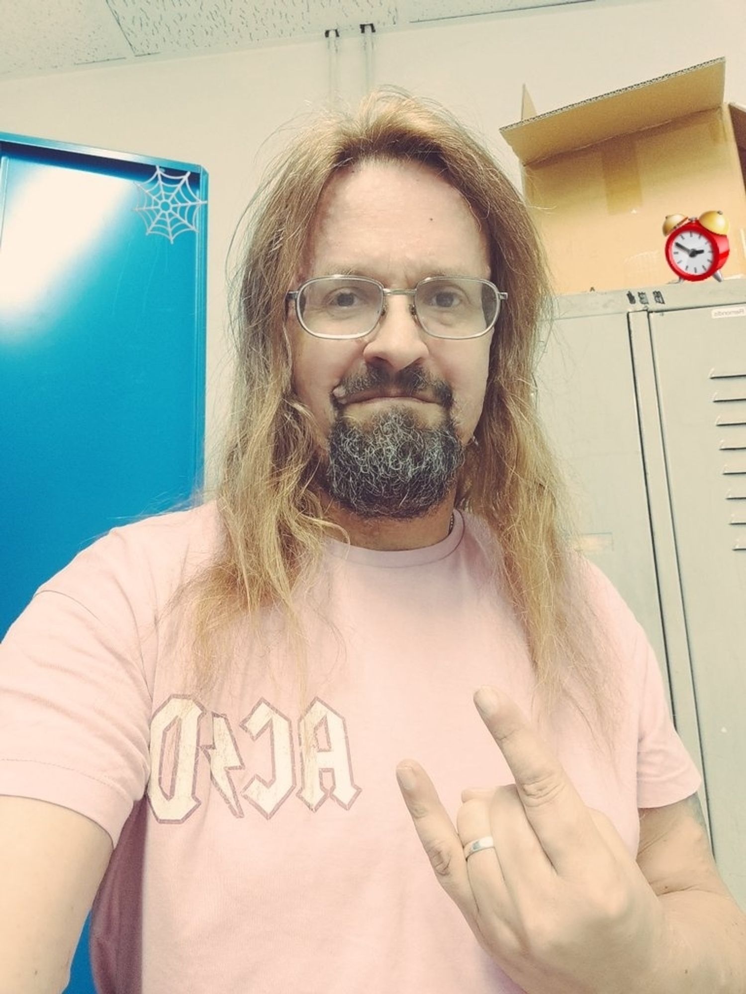 Selfie im rosa AC/DC T-Shirt.