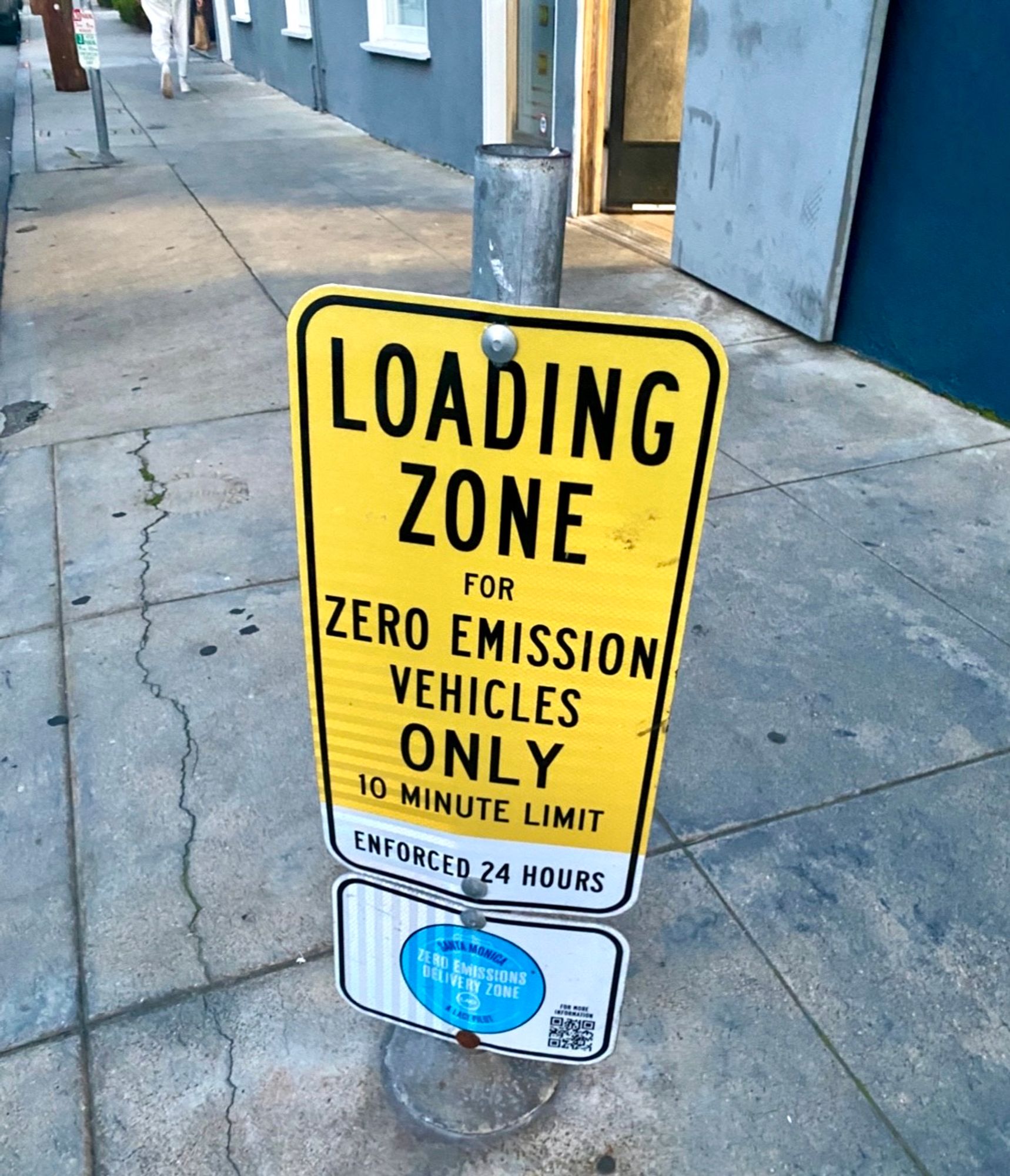 Loading Zone sign at Ocean Beach Santa Monica with “Zero Emission Vehicles ONLY” restriction. Pic © Peter Aranyi