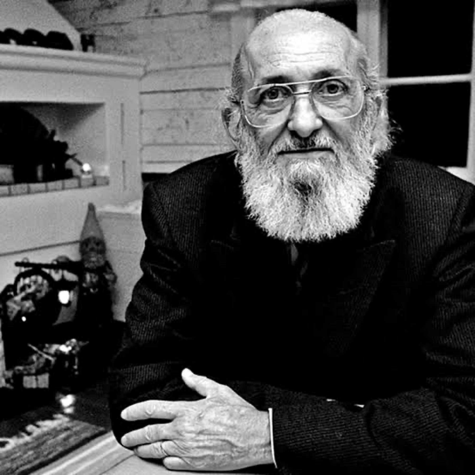 Paulo Freire (1921-1997) foi um dos mais importantes educadores e filósofos brasileiros, reconhecido mundialmente por sua abordagem inovadora e libertadora da educação. 

Nascido em Recife, Pernambuco, Freire cresceu em meio à pobreza, uma experiência que influenciaria profundamente sua visão sobre a educação e a sociedade. 

Ele acreditava que a educação deveria ser um processo de conscientização e emancipação, especialmente para os pobres e marginalizados.

Freire ganhou destaque na década de 1960 ao desenvolver um método de alfabetização de adultos baseado no diálogo e na reflexão crítica. 

Ao contrário do ensino tradicional, que ele chamou de "educação bancária", onde o professor deposita conhecimento nos alunos de forma passiva, Freire defendia uma pedagogia dialógica, em que educador e educandos aprendem juntos, dialogando sobre suas realidades e questionando as opressões que enfrentam.