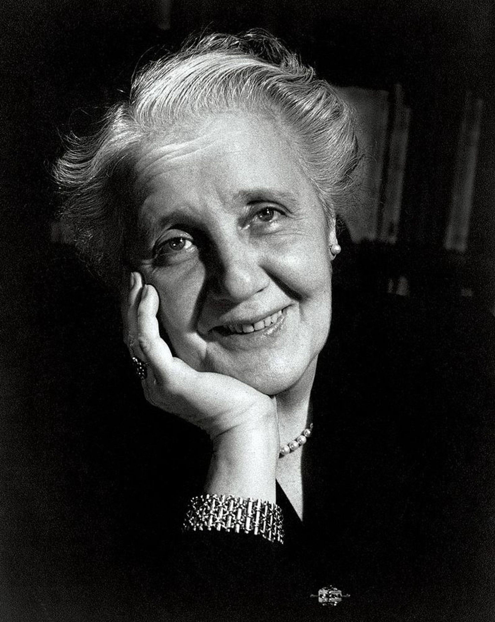 Melanie Klein (1882 - 1960) era enfermeira de origem. Sua obra influenciou profundamente a psicologia, a psiquiatria e a psicanálise, especialmente no desenvolvimento da teoria das relações de objetais.