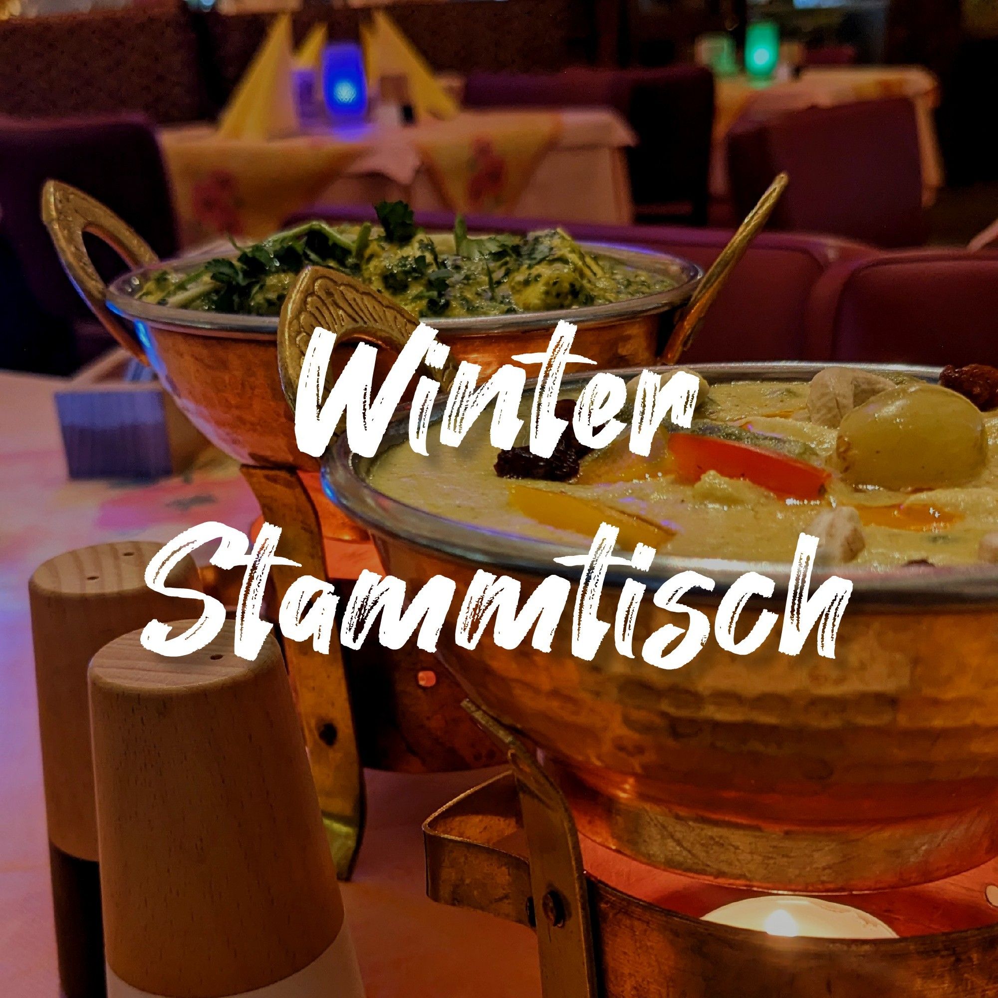 Winter Stammtisch Titel mit indischem Essen im Hintergrund.