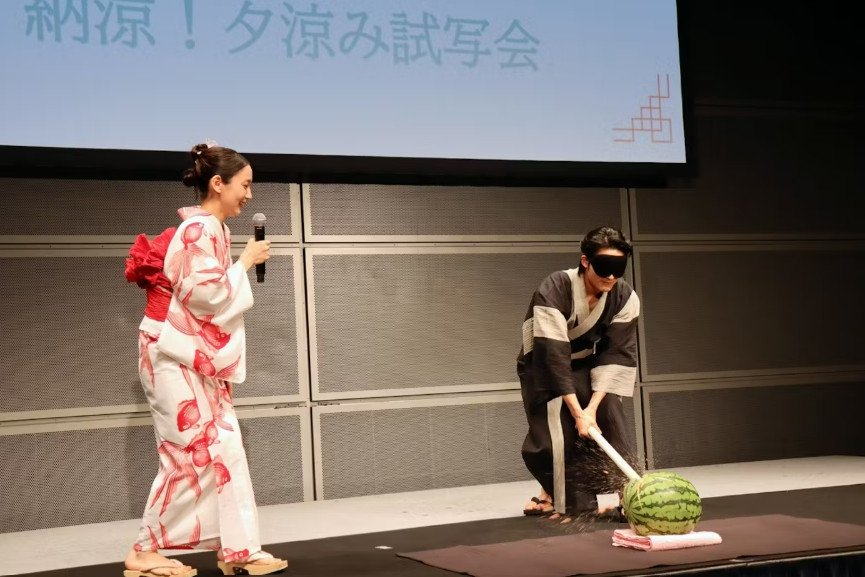 吉岡里帆さん、水上恒司さん、スイカ割り