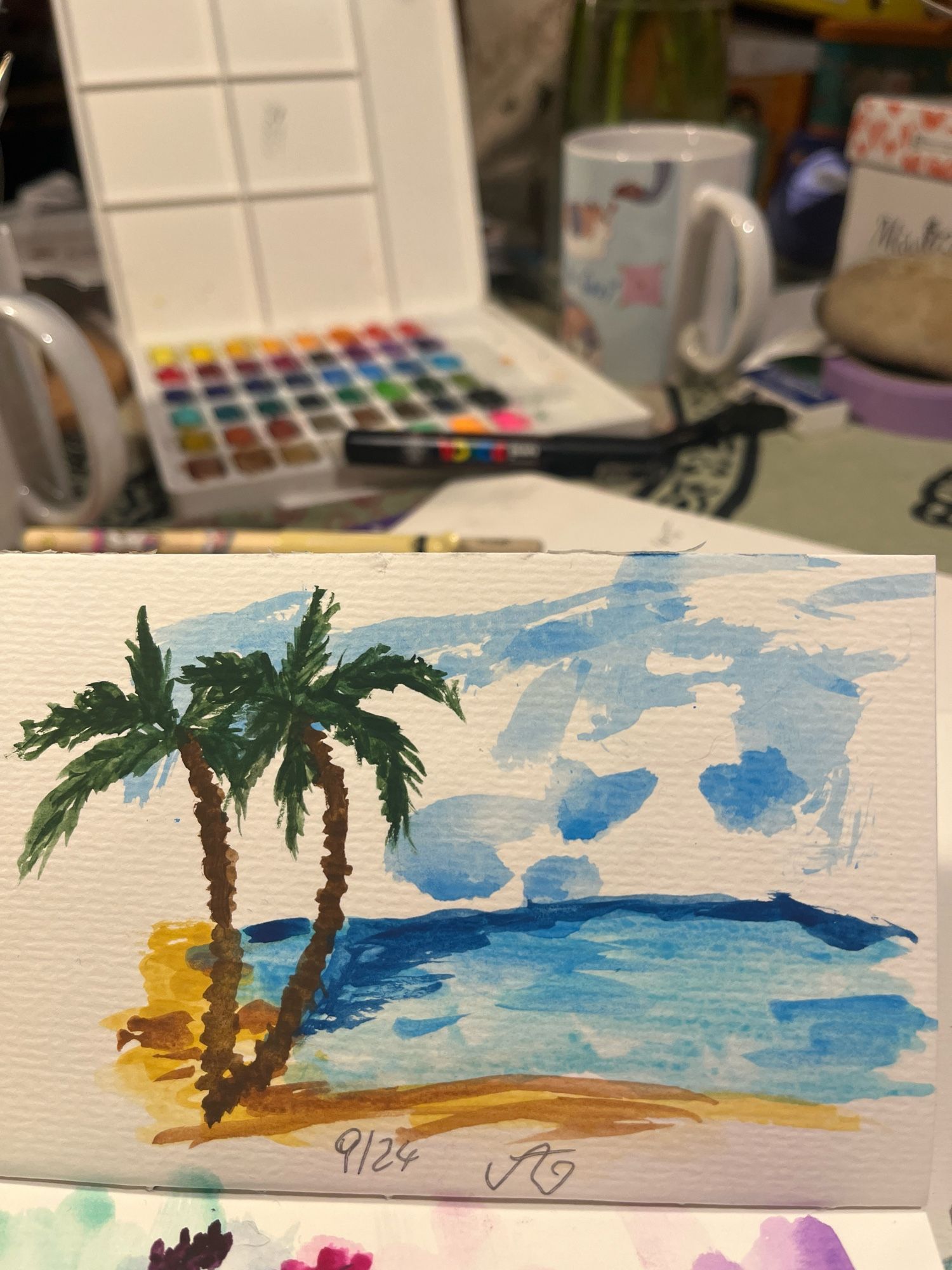 Aquarell eines Strandes mit zwei Palmen, im Hintergrund eine Farbpalette