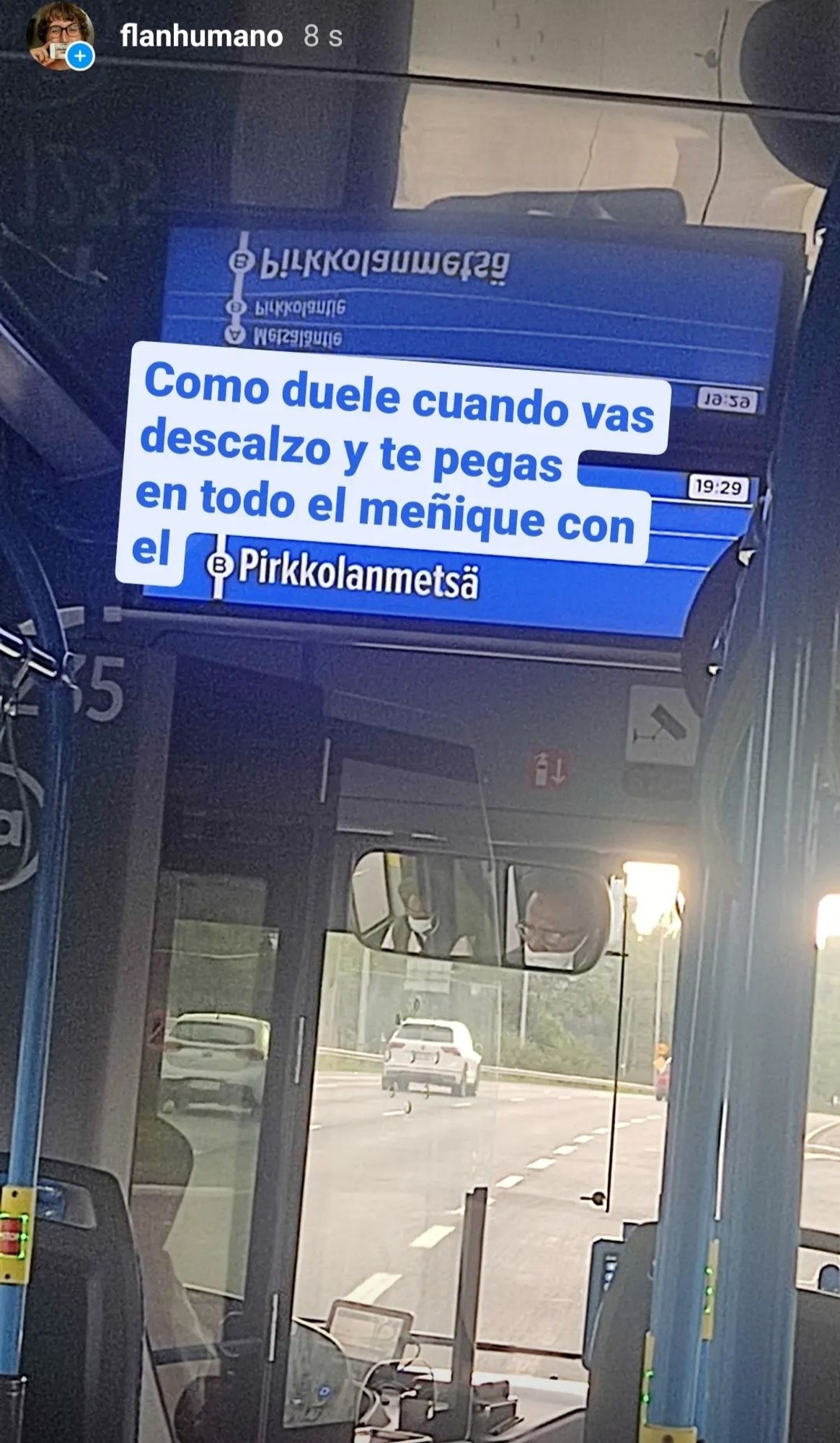 Una foto dentro de autobús Finlandés en la que he hecho un juego de palabras con la parada Pirkkolanmetsä porque jaja se parece a Pico de la mesa no? Soy de traca