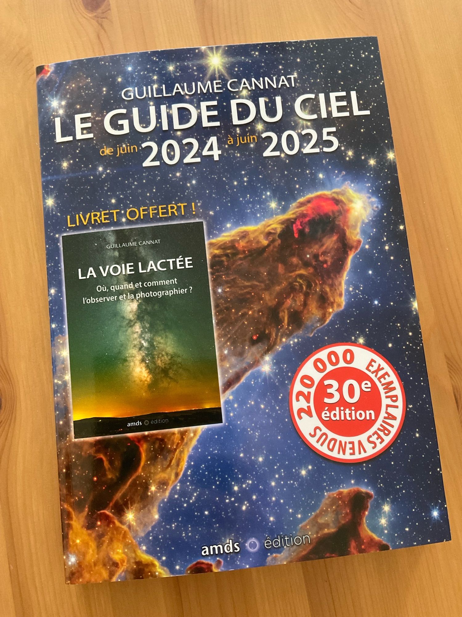 La couverture du livre Le Guide du Ciel 2024-2025, sur laquelle figure une image des « Piliers de la création » prise par le télescope spatial James Webb.